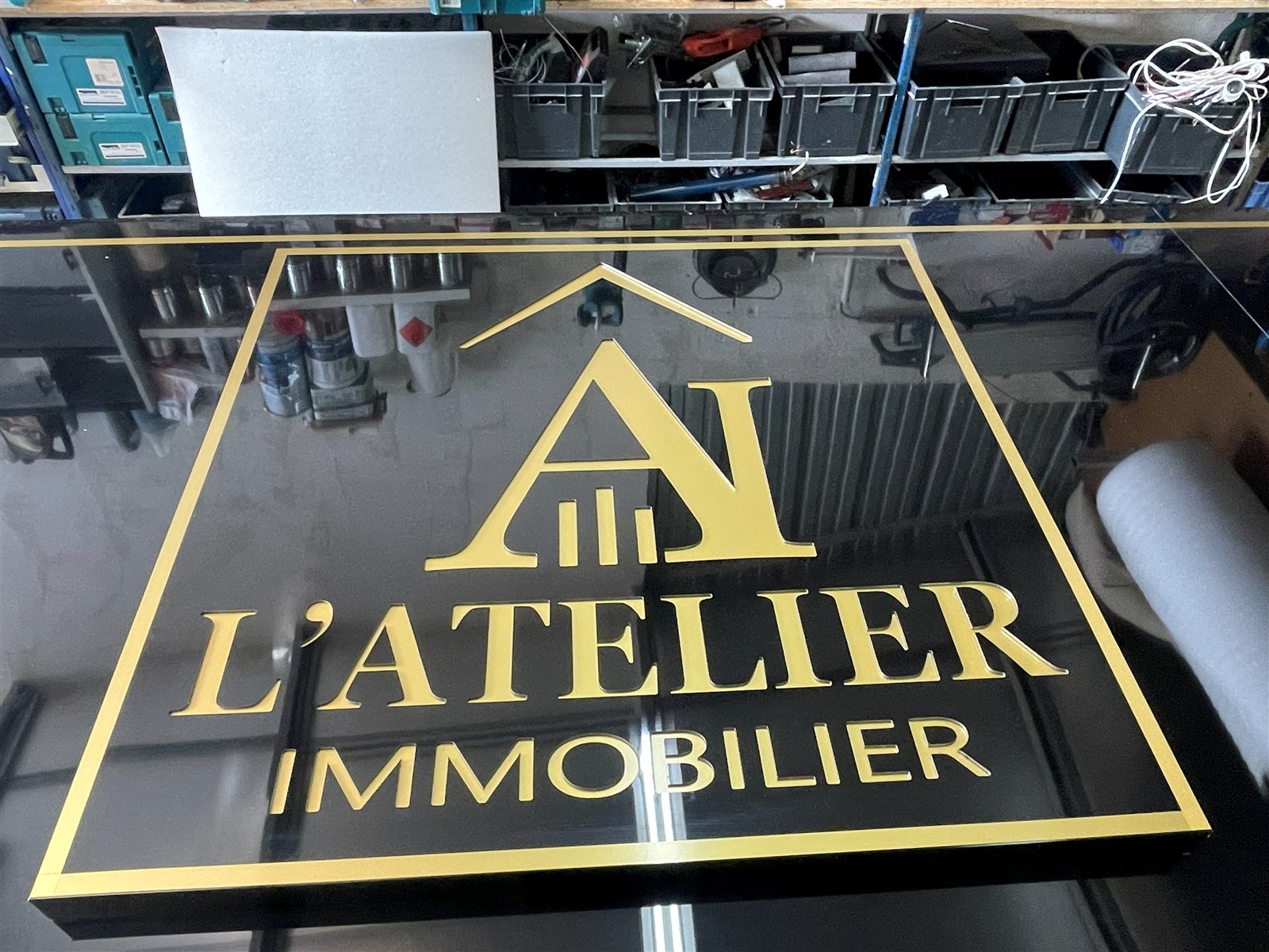 L'Atelier Immobilier à Solliès-Toucas : Caisson logo en fabrication