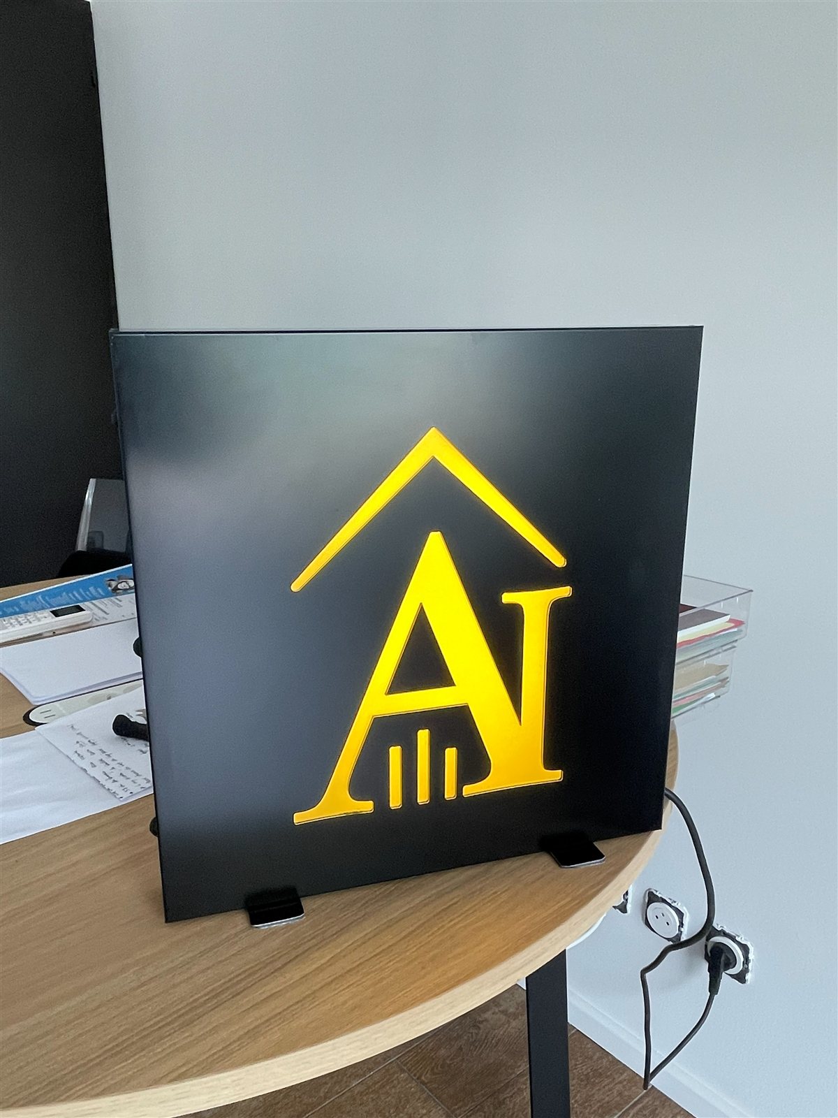 L'Atelier Immobilier à Solliès-Toucas : Logo en caisson lumineux, dans le bureau
