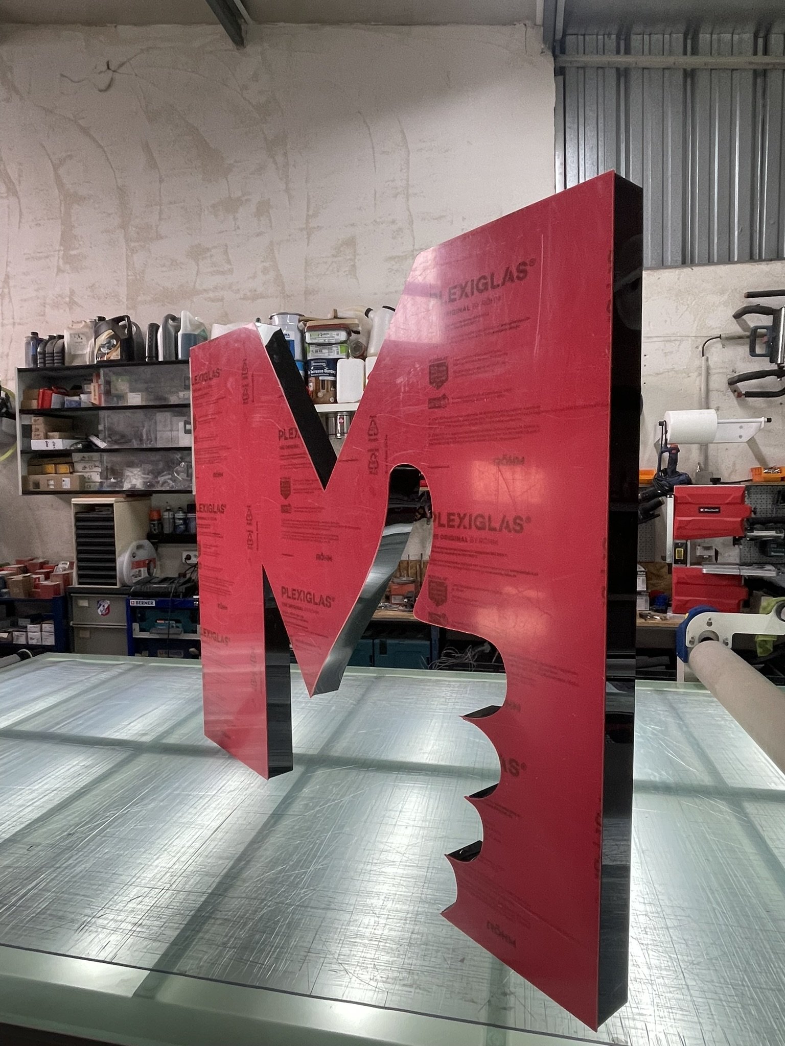 Grand M du logo M Enseignes en relief, fabriqué à l'atelier de Cuers