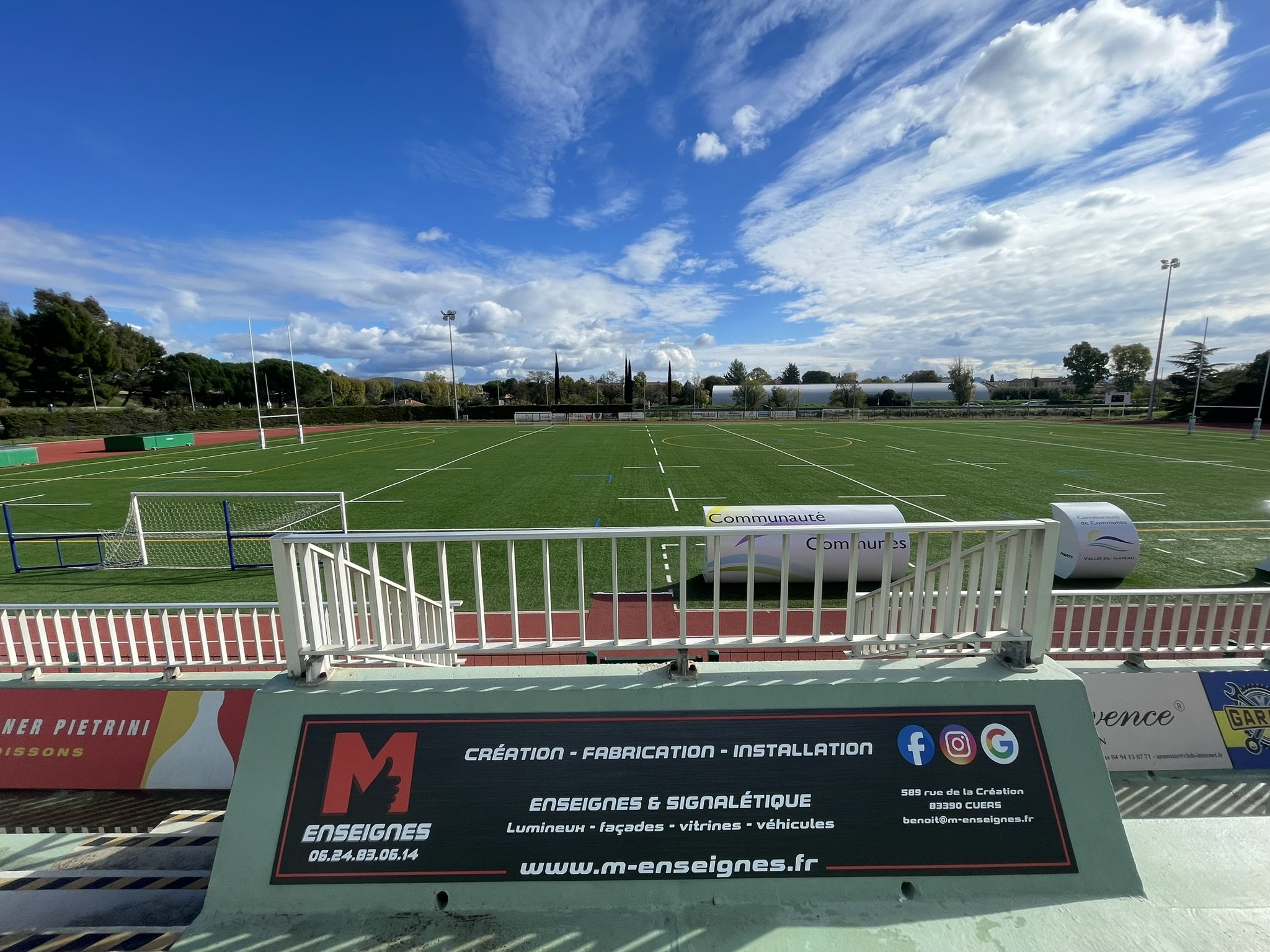 Bâche imprimée M Enseignes sur la rambarde d'un stade
