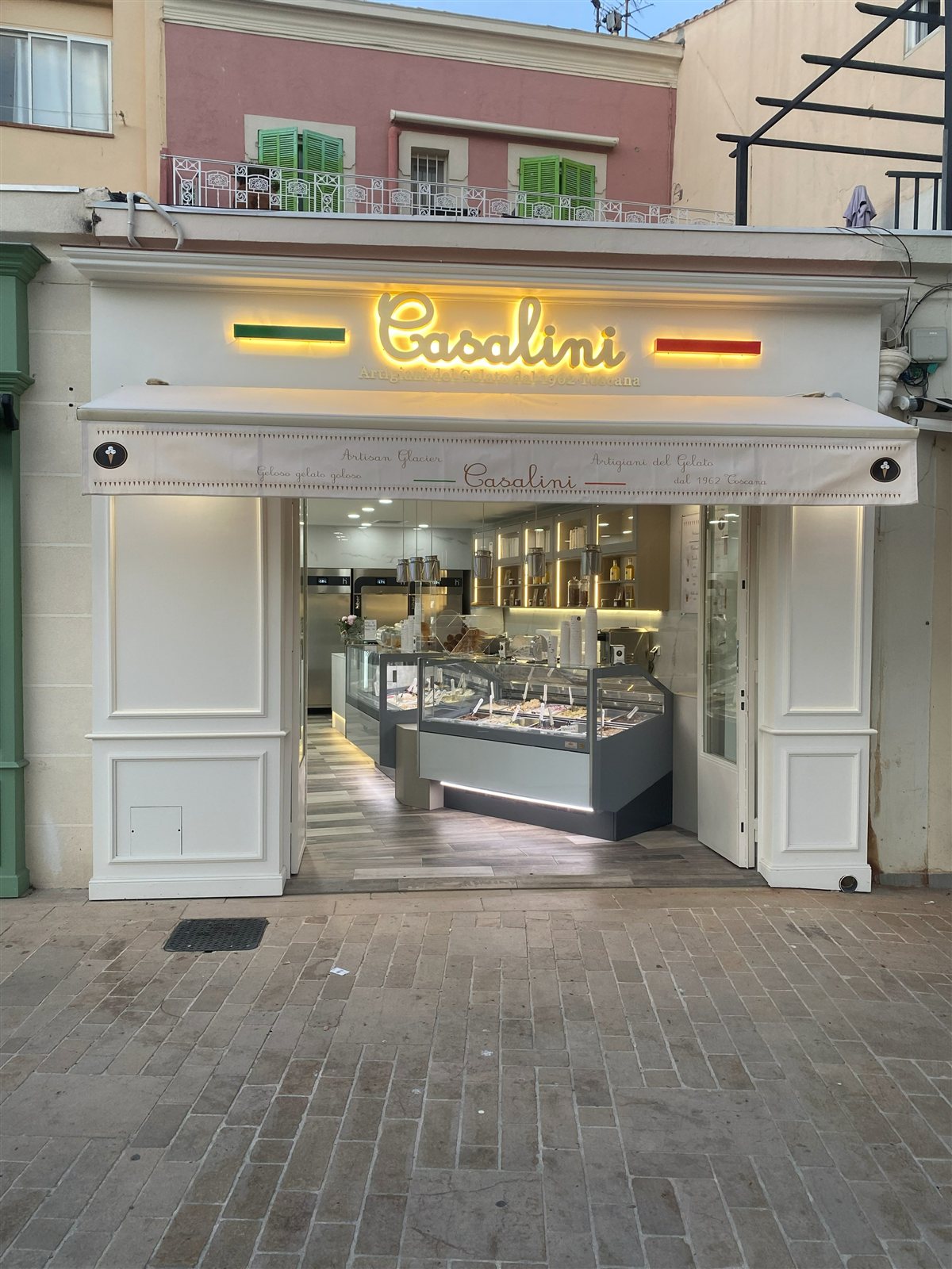 Casalini à Sanary-sur-Mer : Lettres rétroéclairées Casalini à la tombée du jour