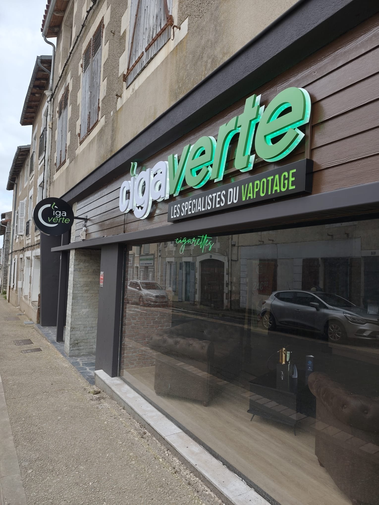 Ciga Verte à Couhé : Lettres lumineuses blanches et vertes sur bardage bois