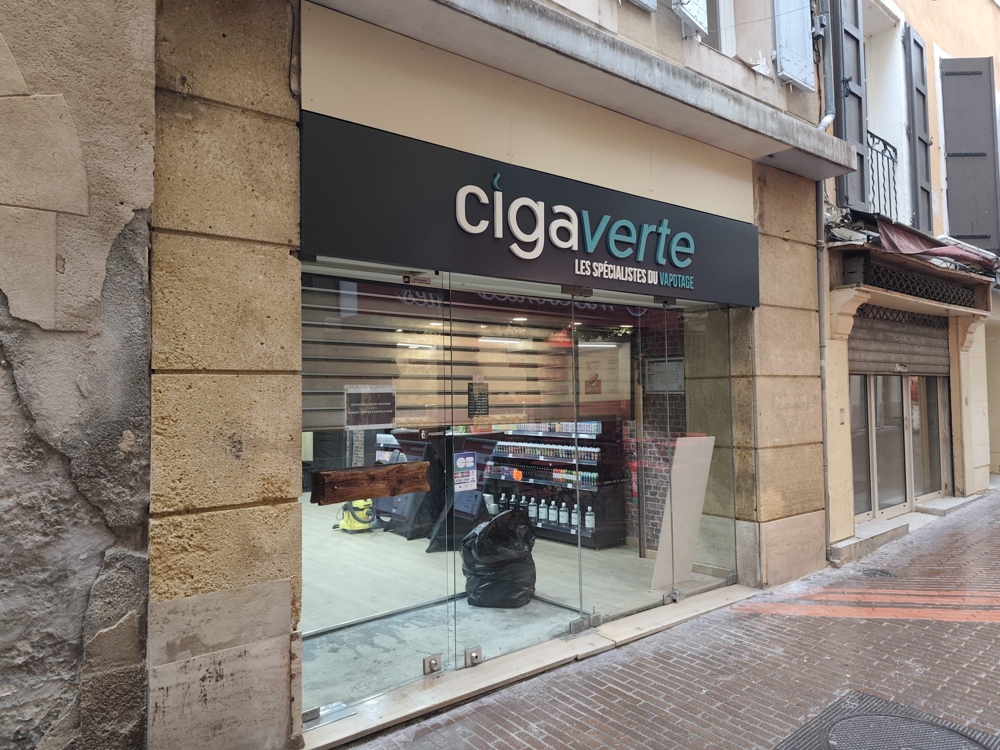 Ciga Verte à Manosque : Bandeau noir et lettres en relief Ciga Verte dans le centre ancien