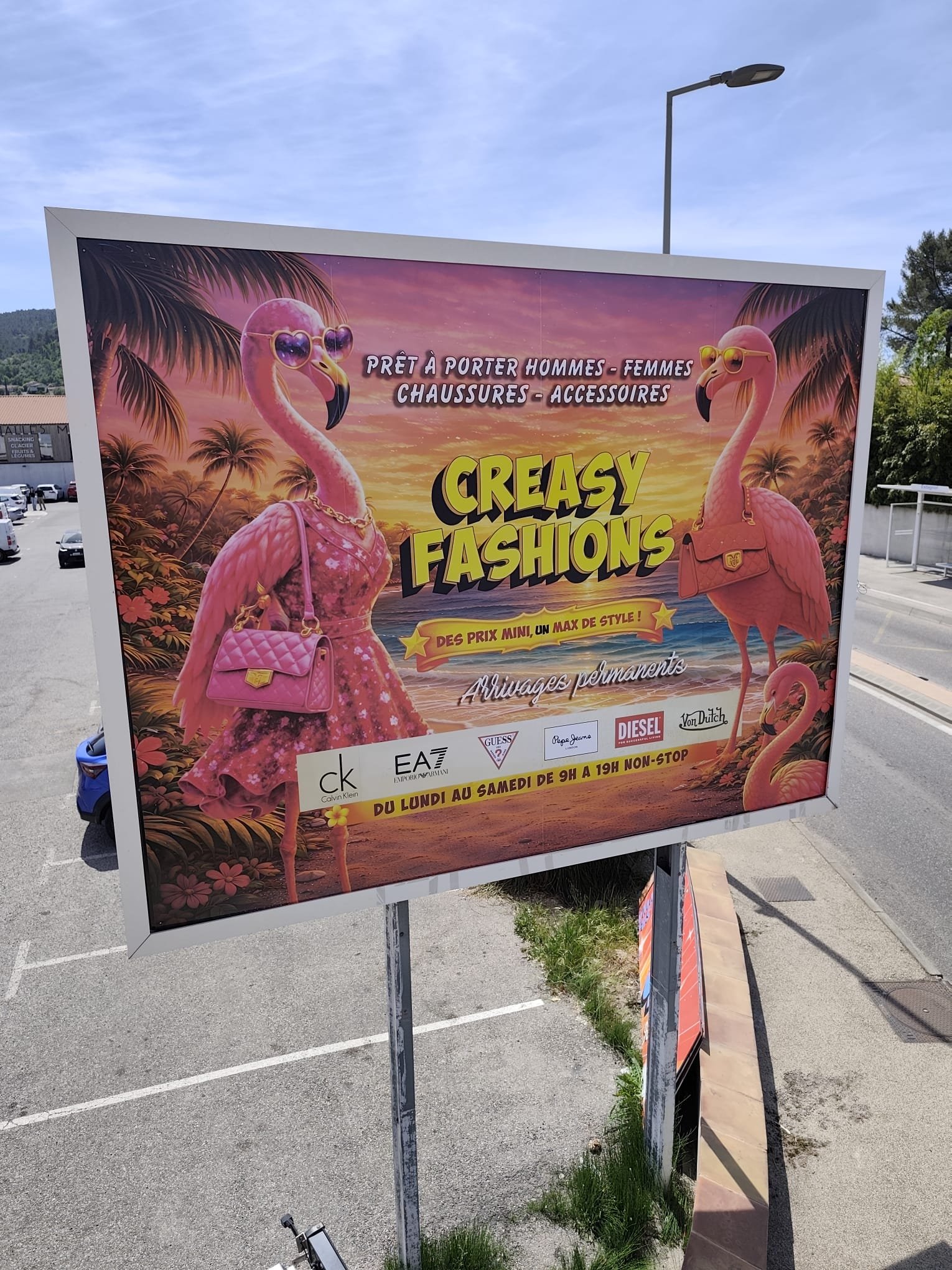 Creasy Fashions à La Crau : Grand panneau imprimé sur poteaux au bord de la route