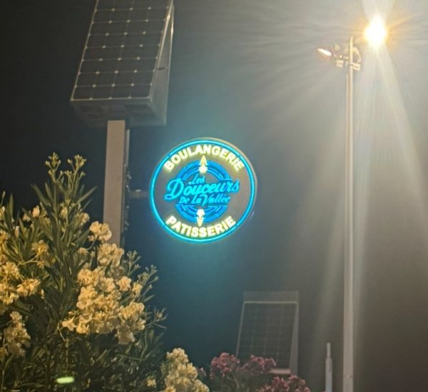 Les Douceurs de la Vallée à Solliès-Toucas : Enseigne drapeau ronde sur mât solaire, la nuit
