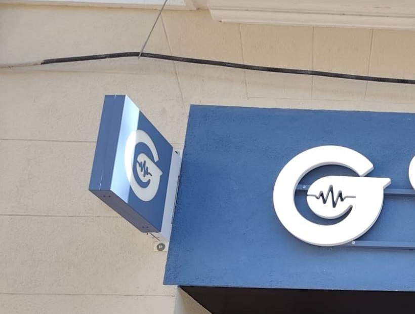 Enseigne drapeau carrée au logo G de Gardiens de l'Audition à Draguignan
