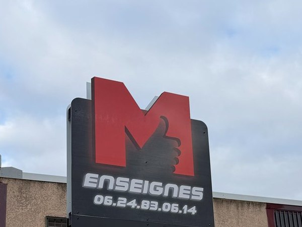 Panneau M Enseignes sur mât devant l'atelier de Cuers