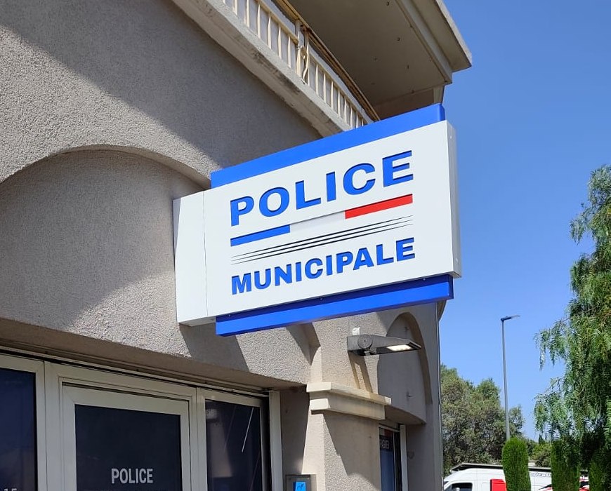 Police municipale à Puget-sur-Argens : Enseigne drapeau lumineuse bleu blanc rouge