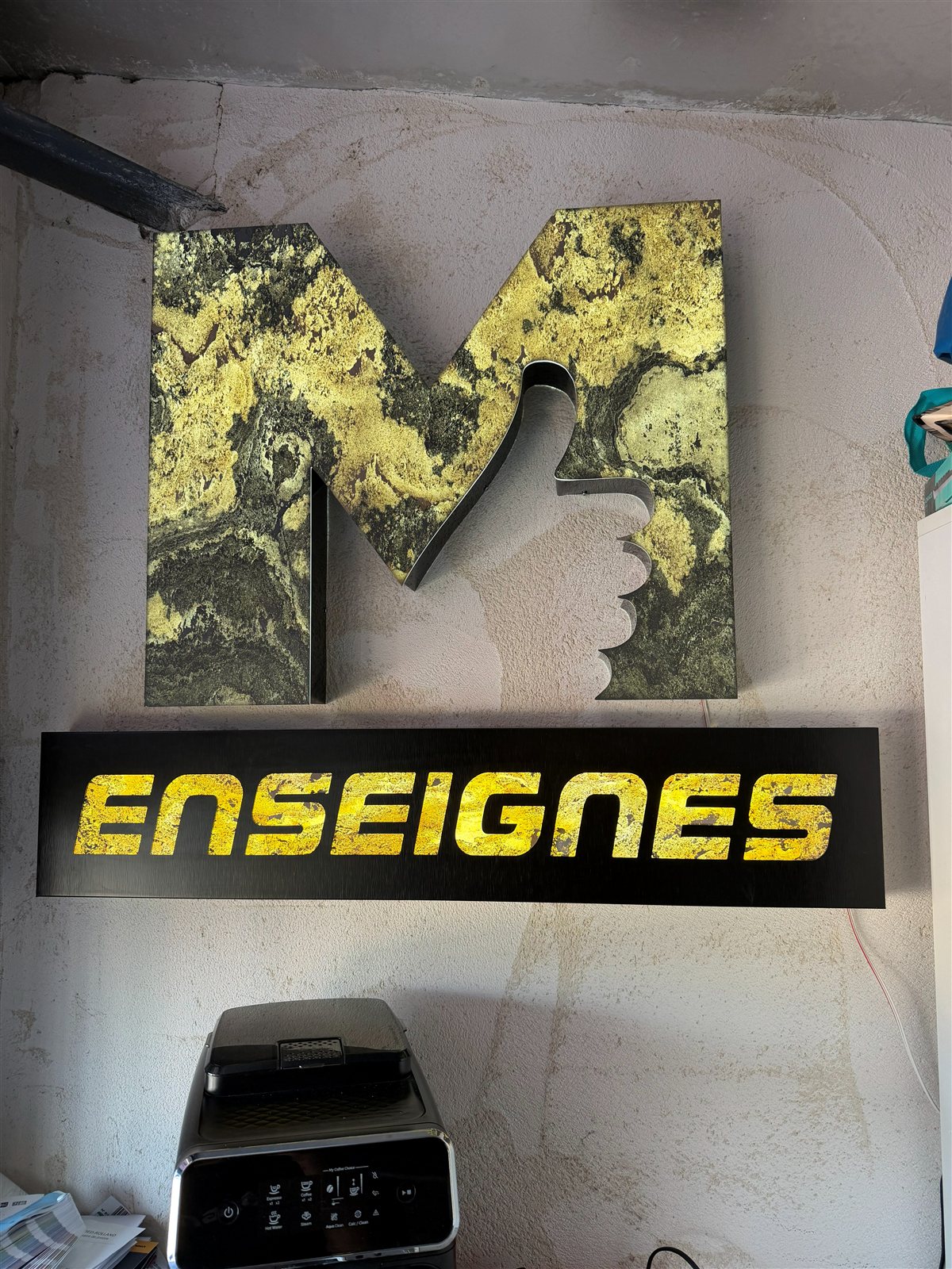 M Enseignes, feuille de pierre à Cuers : Logo M Enseignes en feuille de pierre lumineuse, allumé