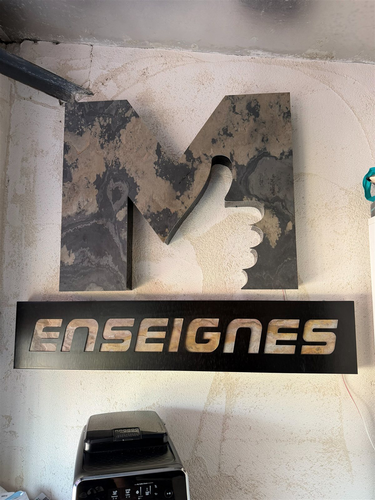 M Enseignes, feuille de pierre à Cuers : La même enseigne éteinte, qui garde l'aspect de la pierre naturelle