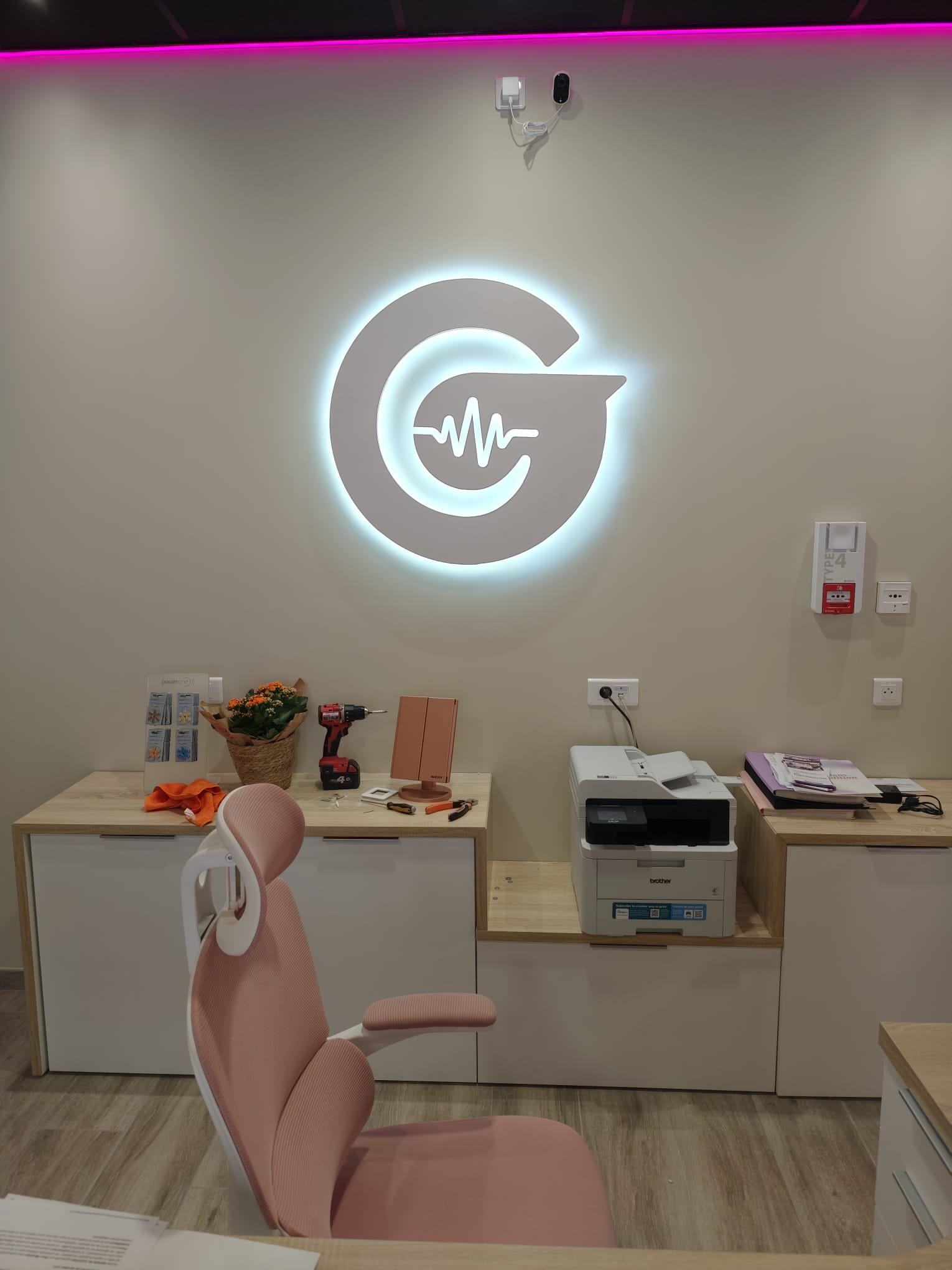 Gardiens de l'Audition à Draguignan : Logo rétroéclairé à l'accueil