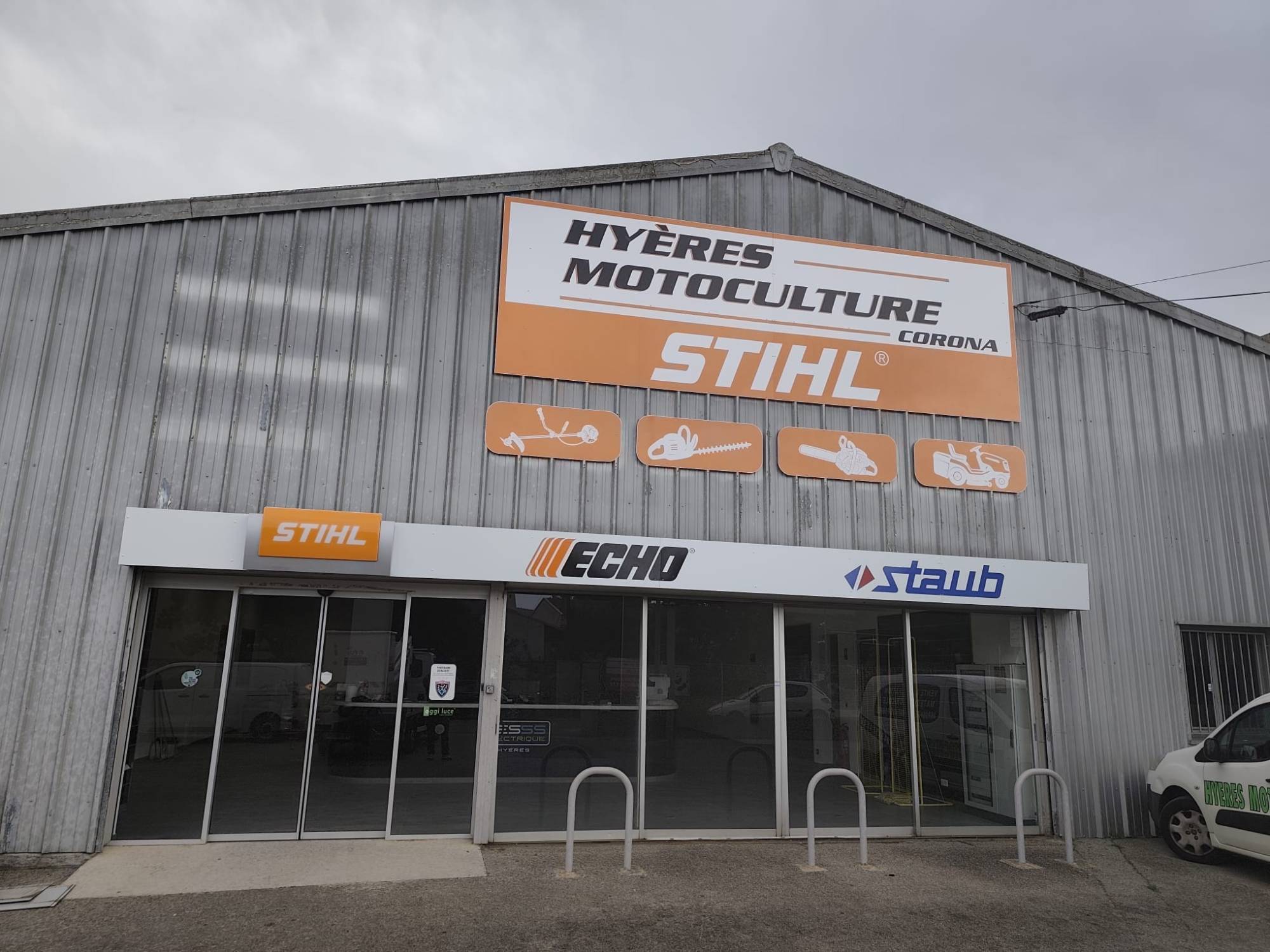 Hyères Motoculture à Hyères : Grand panneau, pictogrammes et bandeau des marques