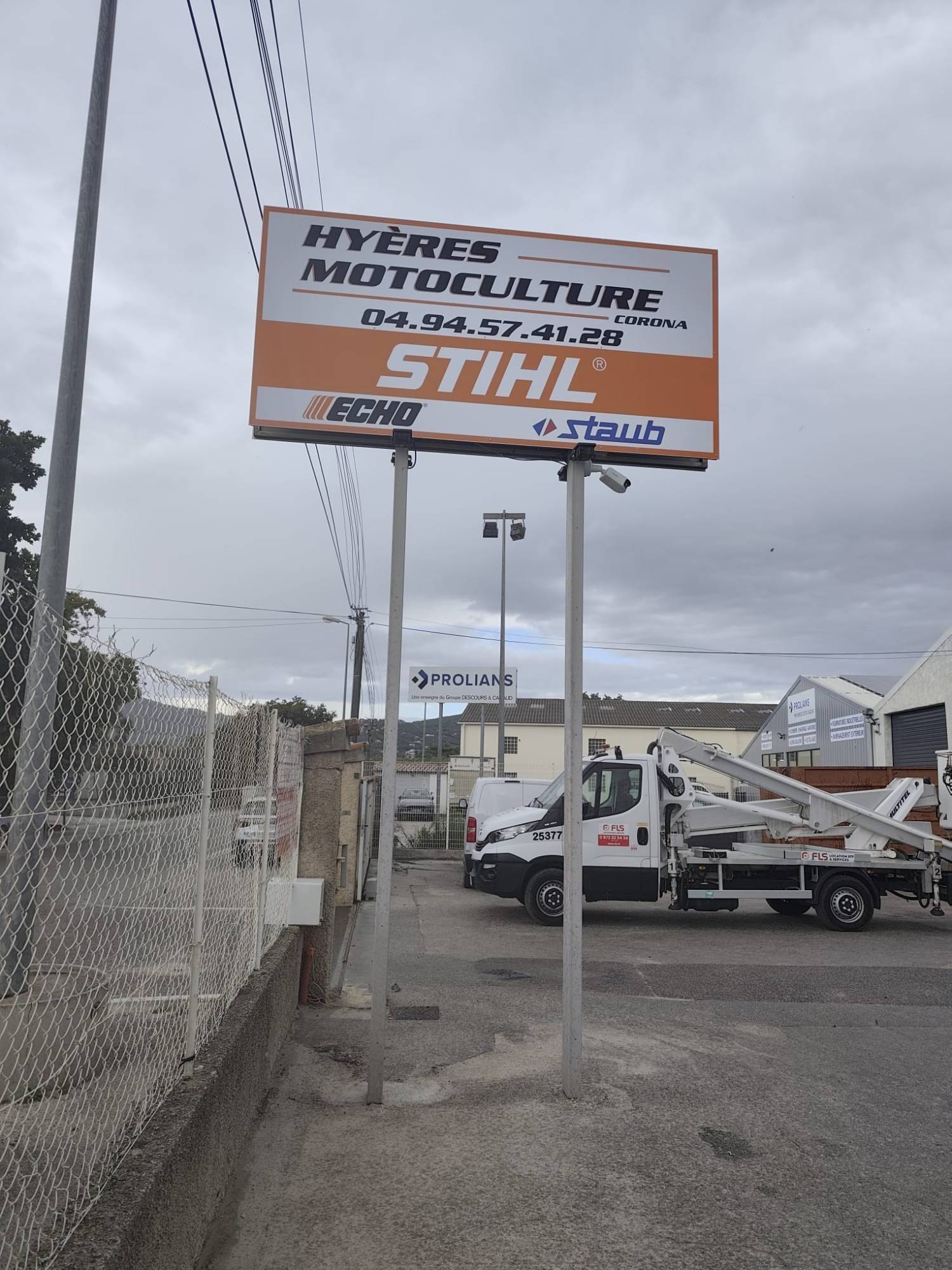 Hyères Motoculture à Hyères : Panneau sur poteaux à l'entrée de la zone