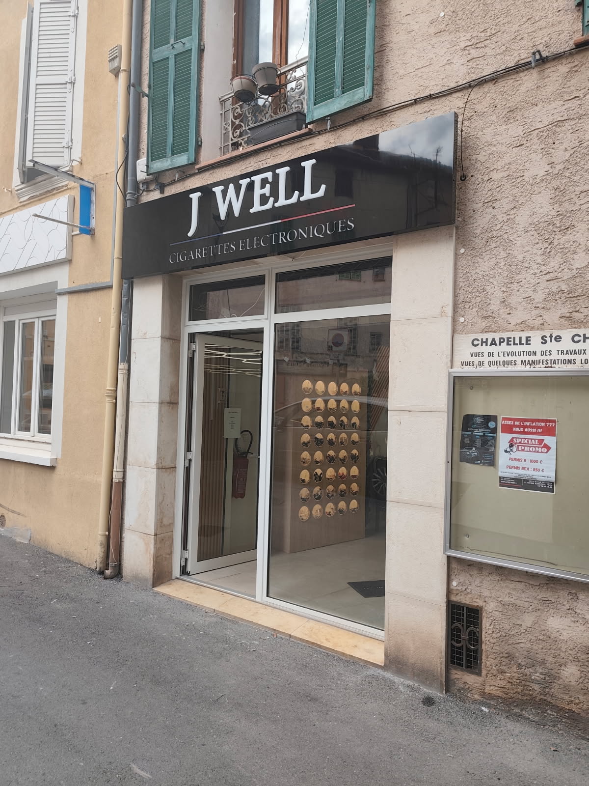 J Well à Cuers : Bandeau noir et lettres blanches en relief