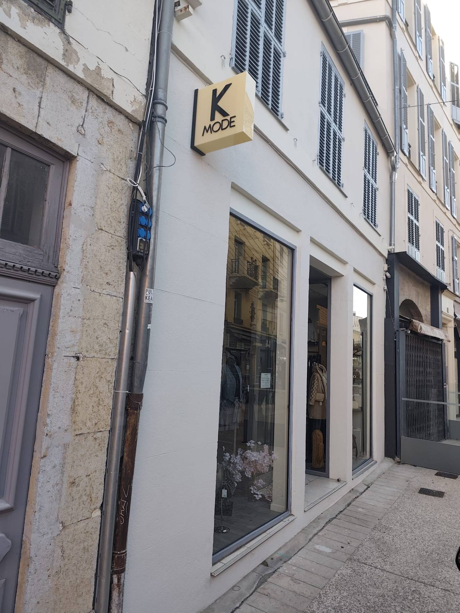 K Mode à Hyères : Enseigne drapeau lumineuse carrée, lettres en relief