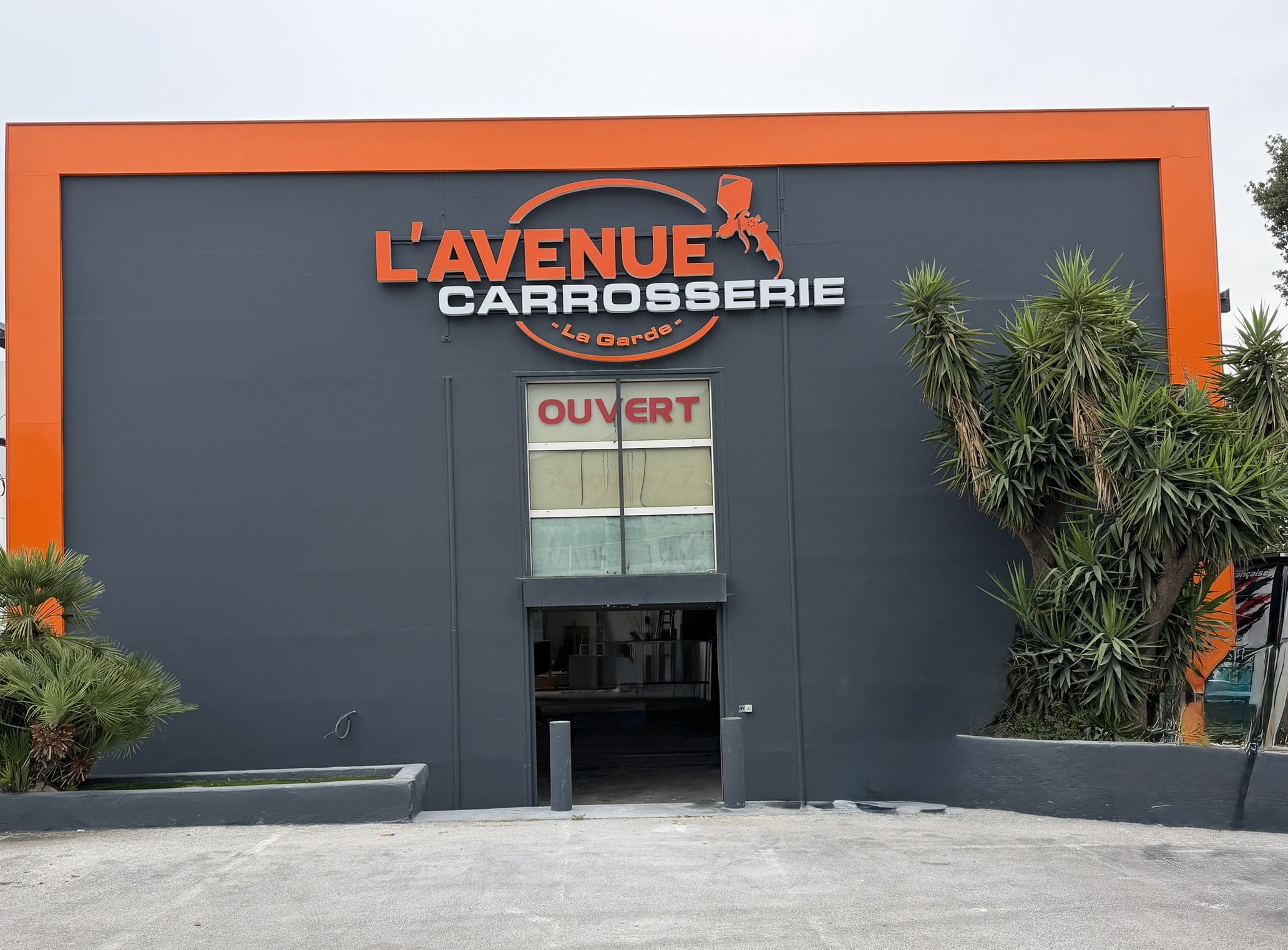 L'Avenue Carrosserie à La Garde : Lettres orange en relief et cadre orange, de jour