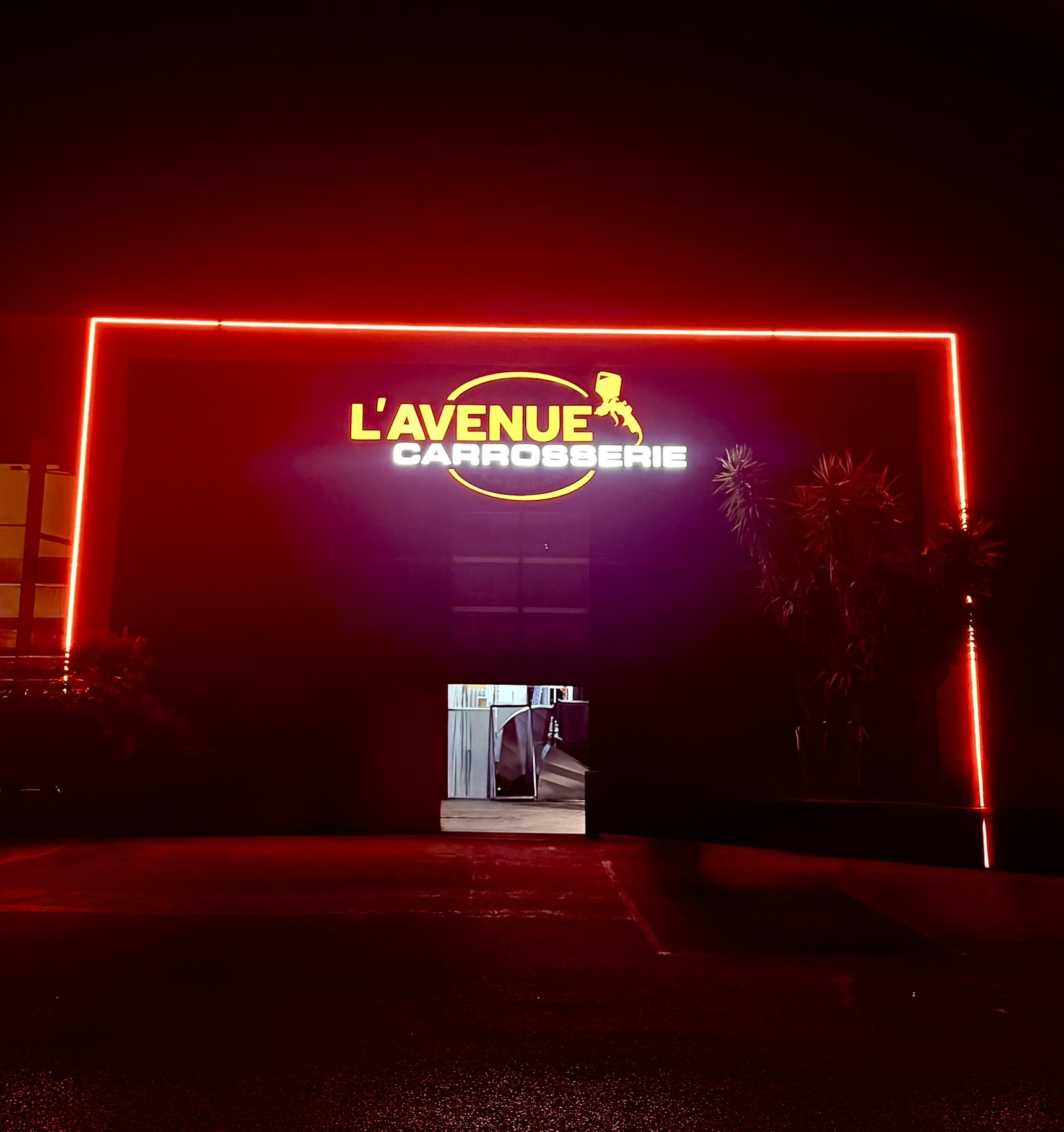 Enseigne lumineuse L'Avenue Carrosserie à La Garde, de nuit
