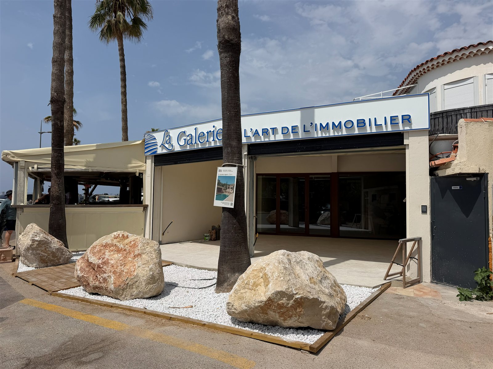 La Galerie à Hyères : Bandeau La Galerie, lettres bleues en relief, en bord de mer