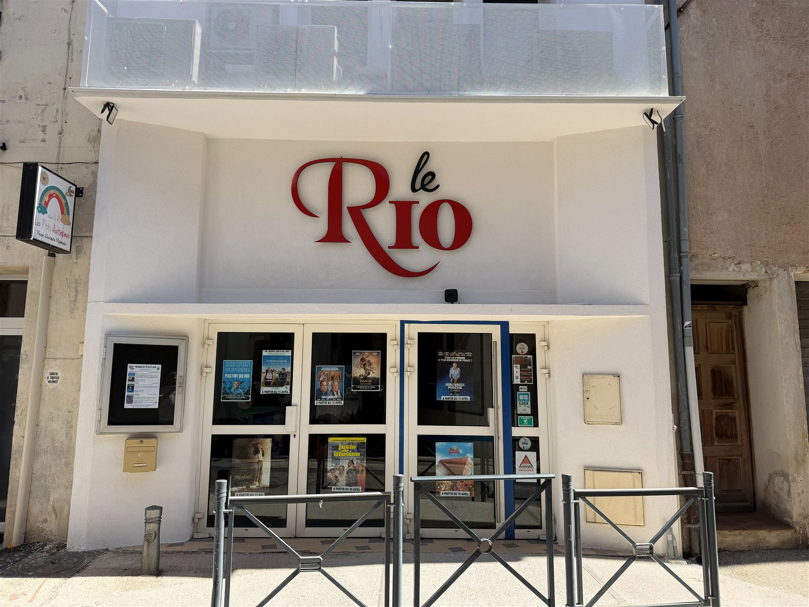 Façade du cinéma Le Rio à Solliès-Pont, de jour