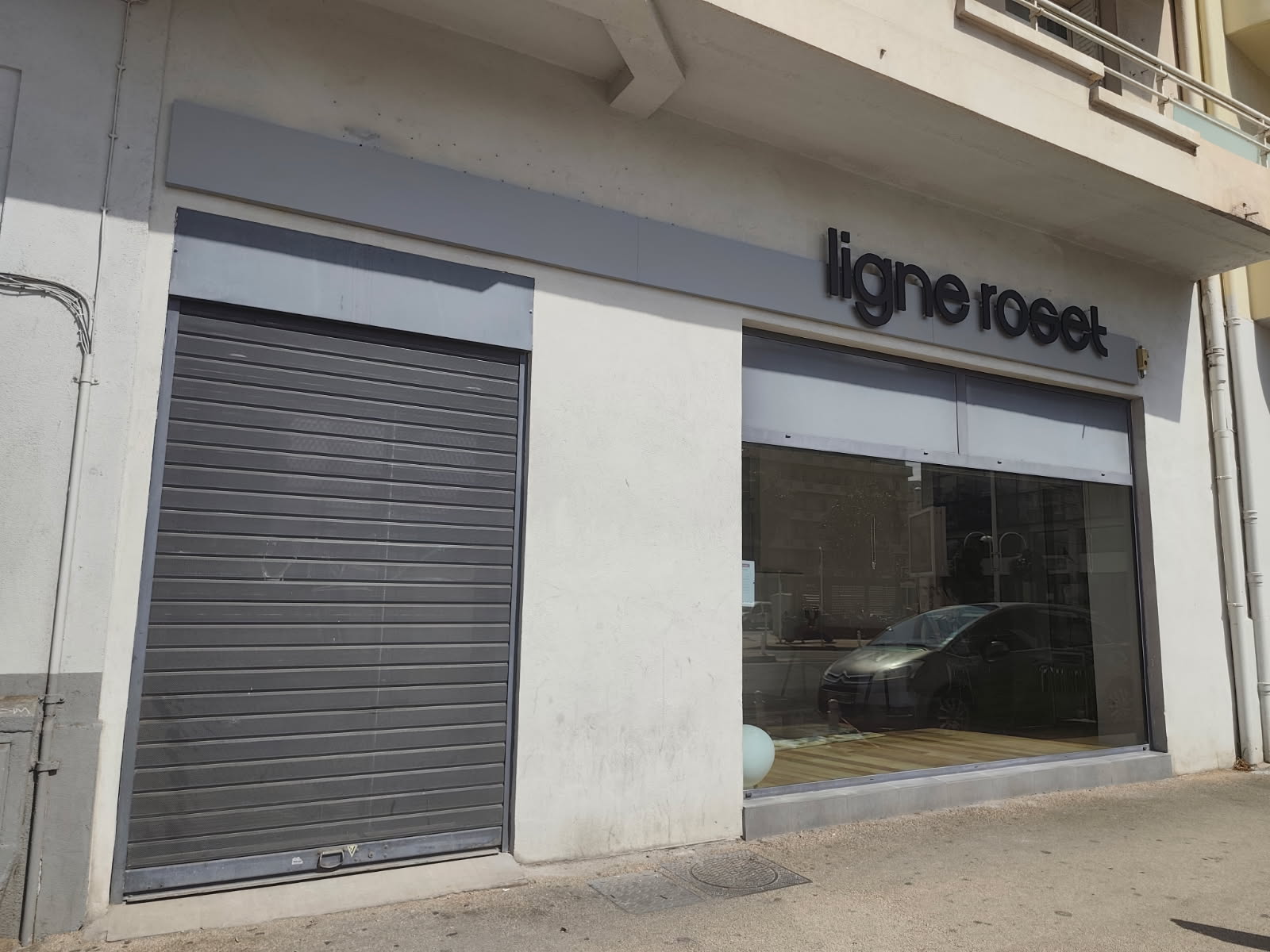 Ligne Roset à Toulon : Lettres découpées noires sur bandeau gris