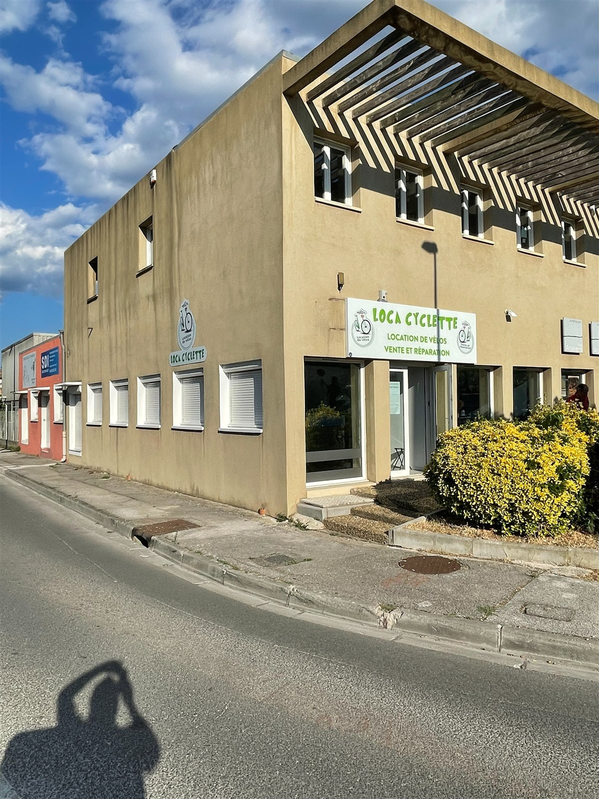 Loca Cyclette à Carqueiranne : Caisson à lettres en relief et enseigne drapeau