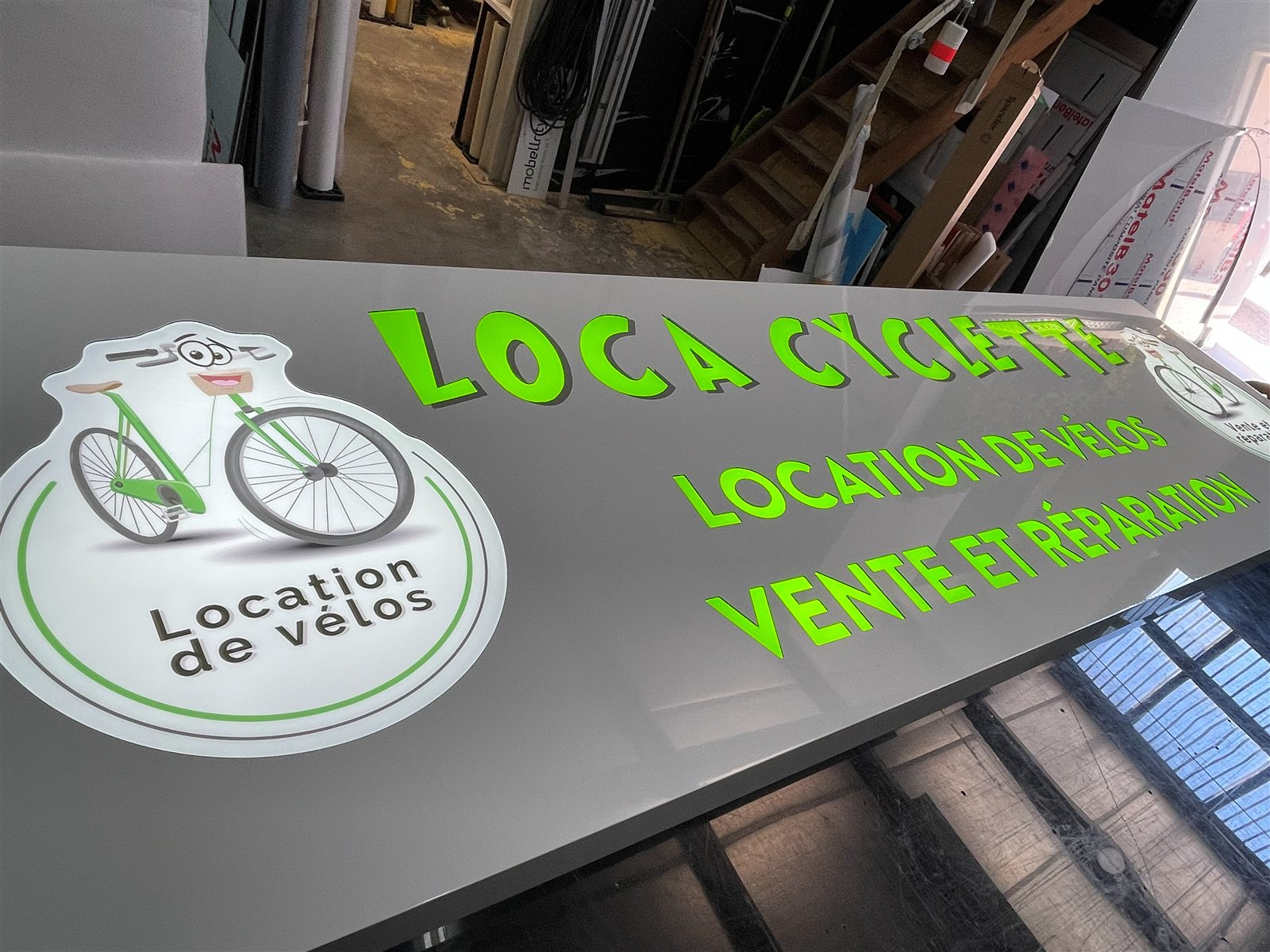 Loca Cyclette à Carqueiranne : Lettres en relief en fabrication