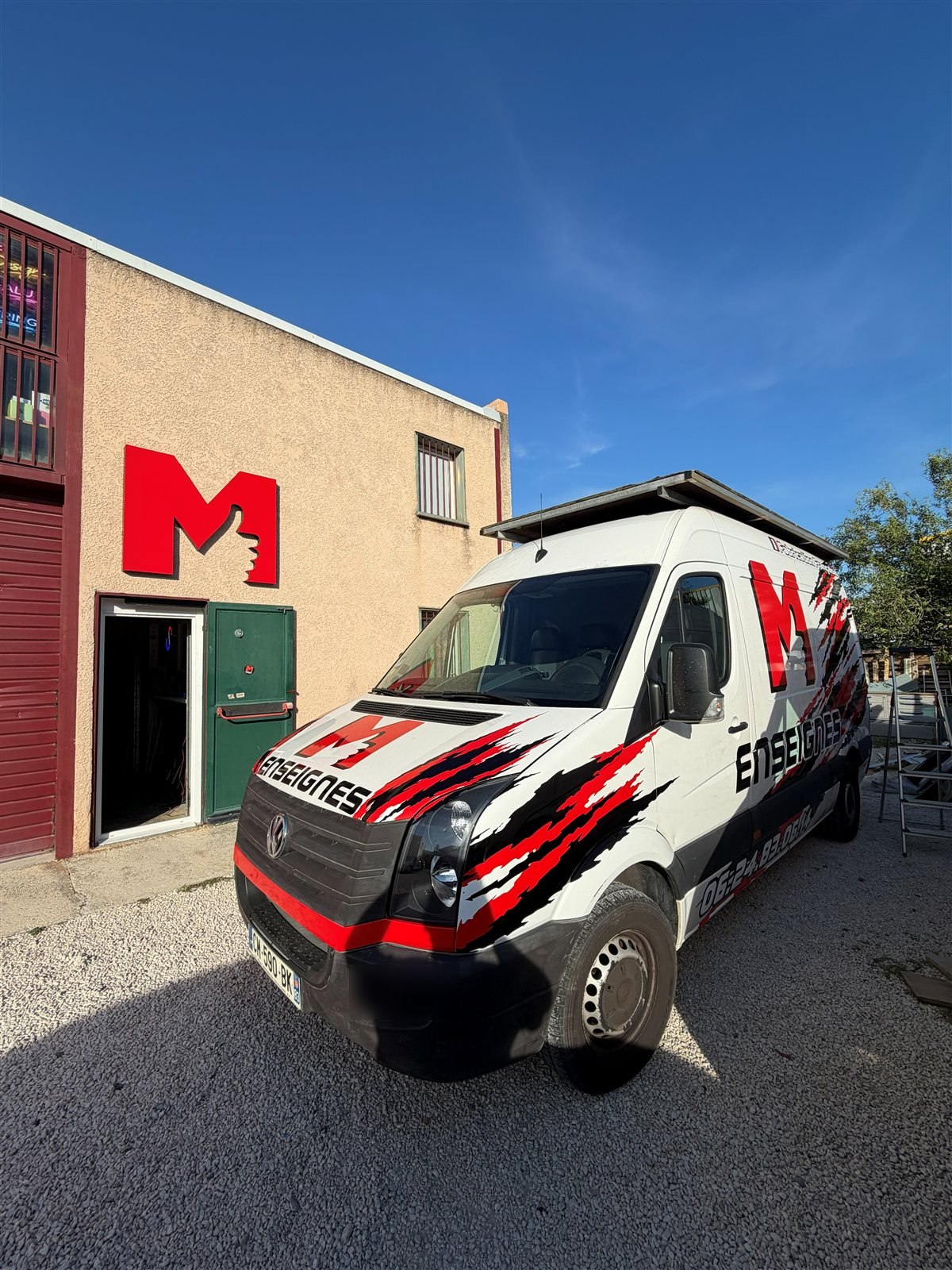 Fourgon M Enseignes garé devant l'atelier de Cuers