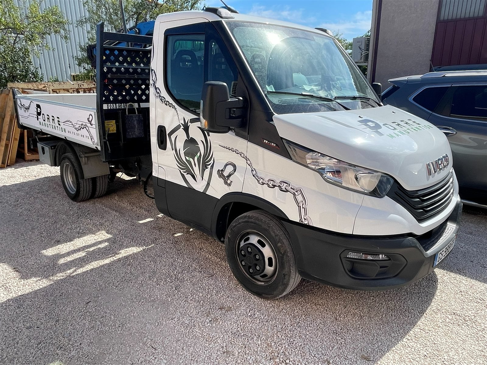 Camion plateau blanc décoré d'un motif graphique noir sur les côtés