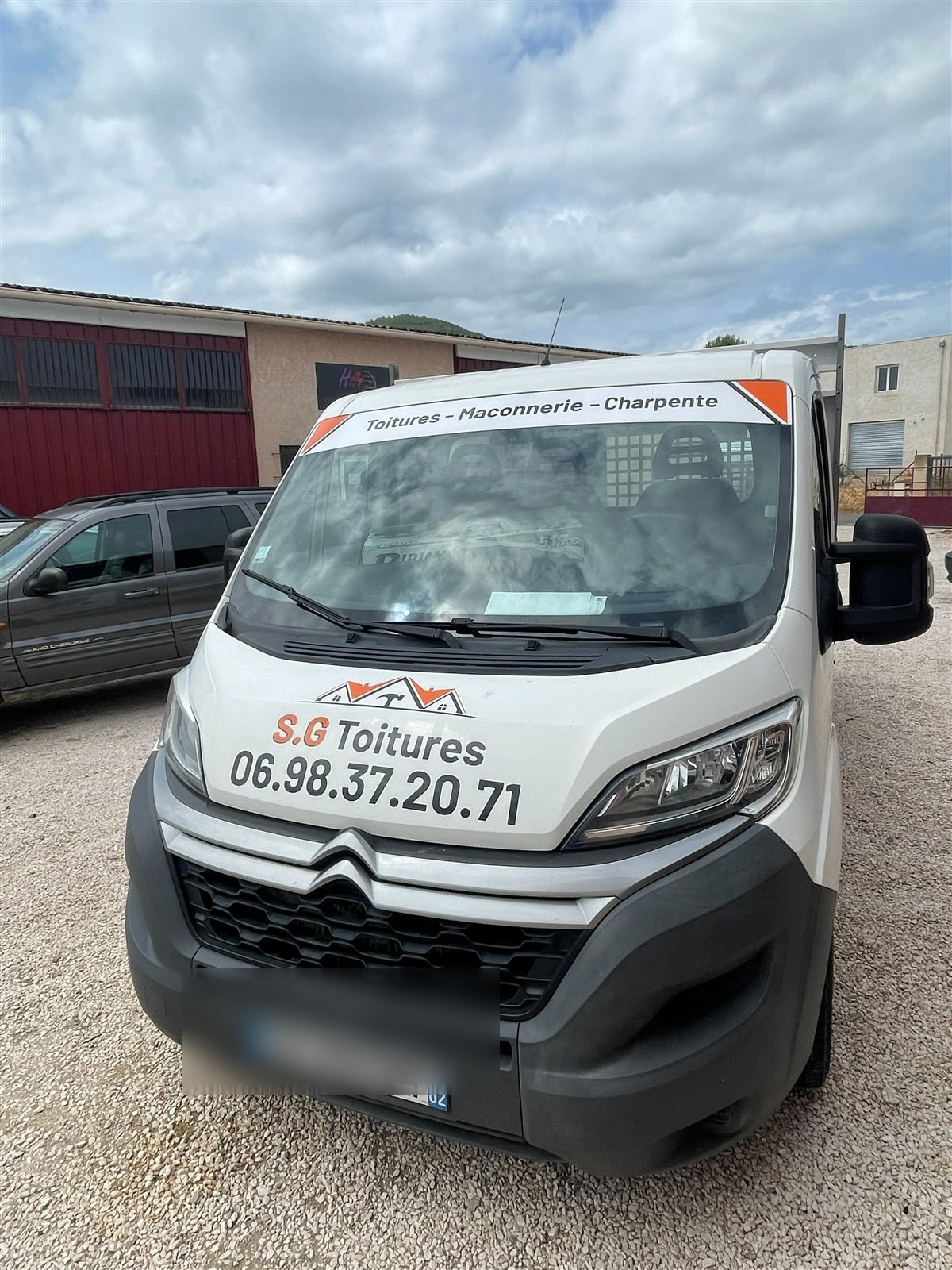 Marquage S.G Toitures sur le capot et le pare-brise d'un utilitaire Citroën