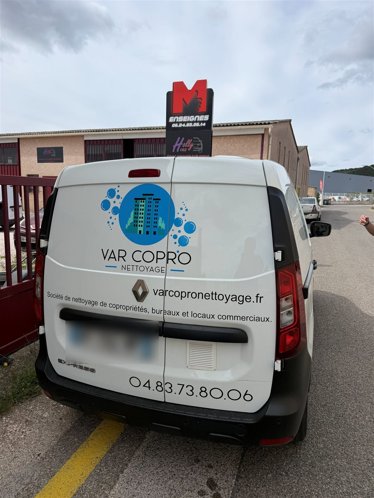 Arrière d'un utilitaire Var Copro Nettoyage avec logo, site et téléphone