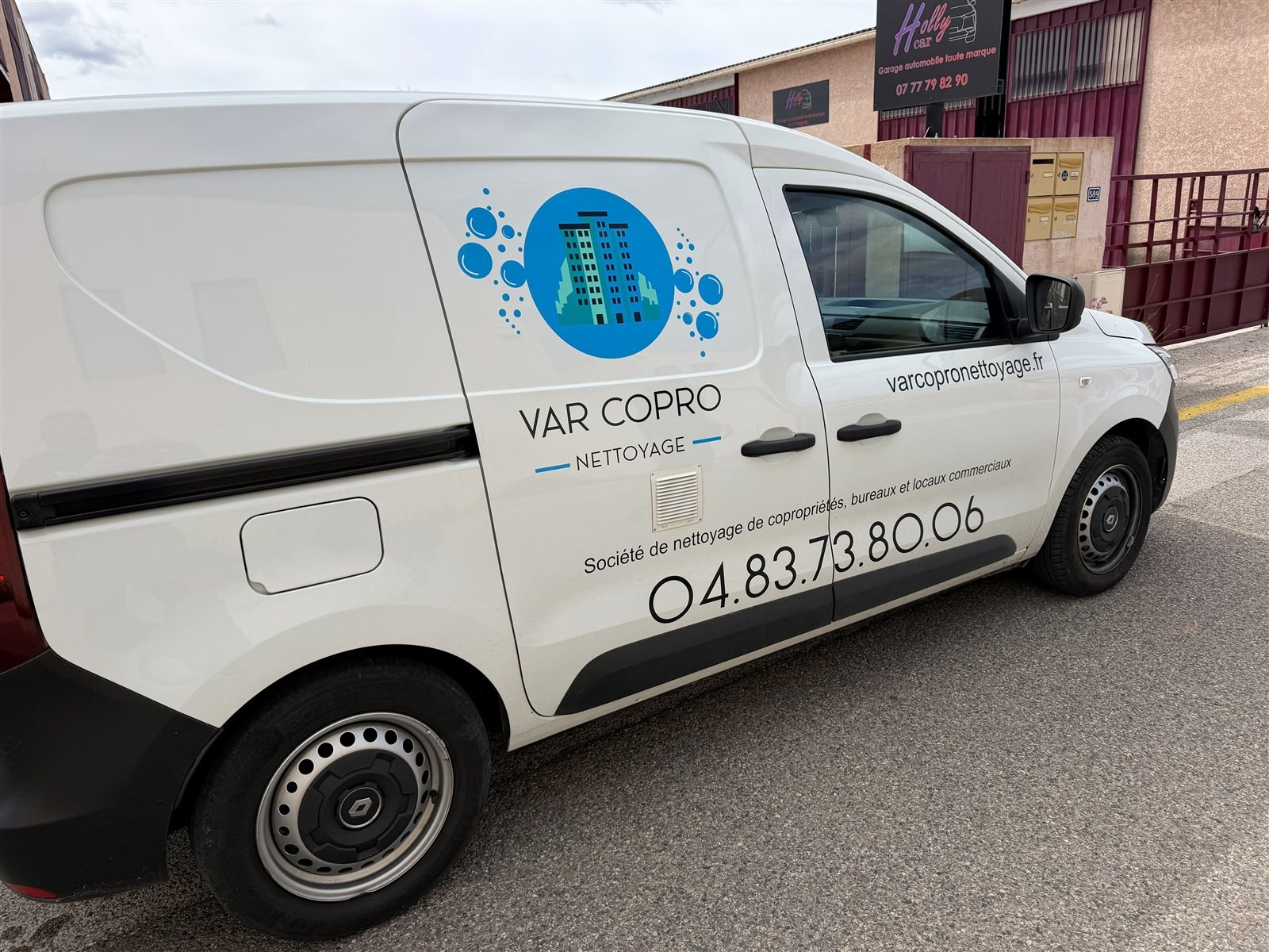 Marquage Var Copro Nettoyage sur le côté d'un utilitaire