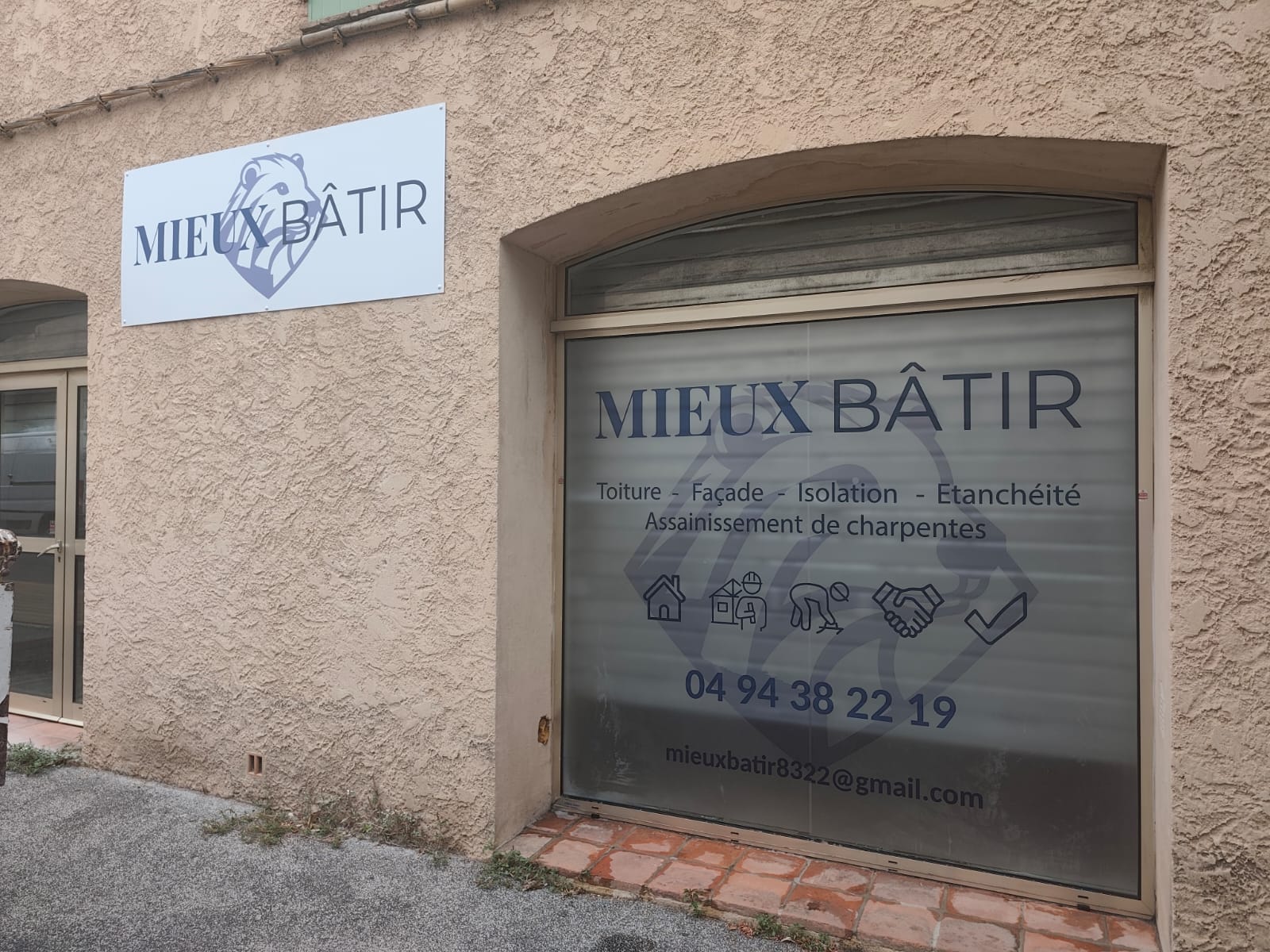 Mieux Bâtir au Beausset : Panneau de façade et vitrine en adhésif dépoli