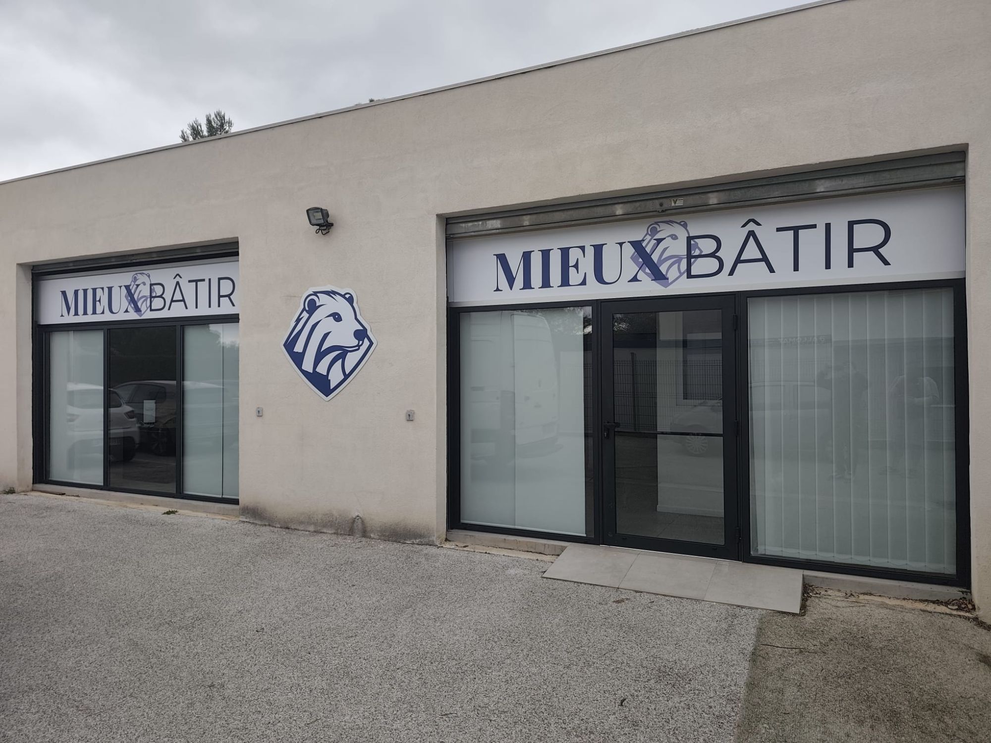 Mieux Bâtir à Solliès-Pont : Bandeaux de vitrine et ours découpé