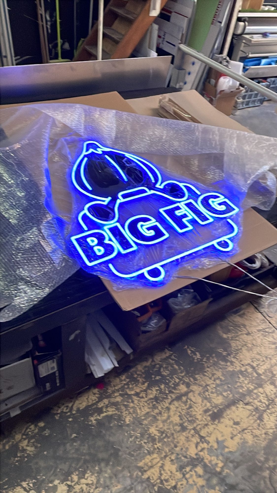 Le même néon Big Fig allumé en bleu : couleur réglable