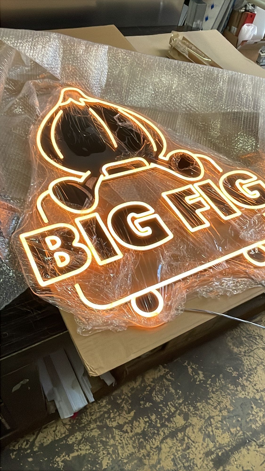 Big Fig à Cuers : Néon LED allumé en orange avant la livraison