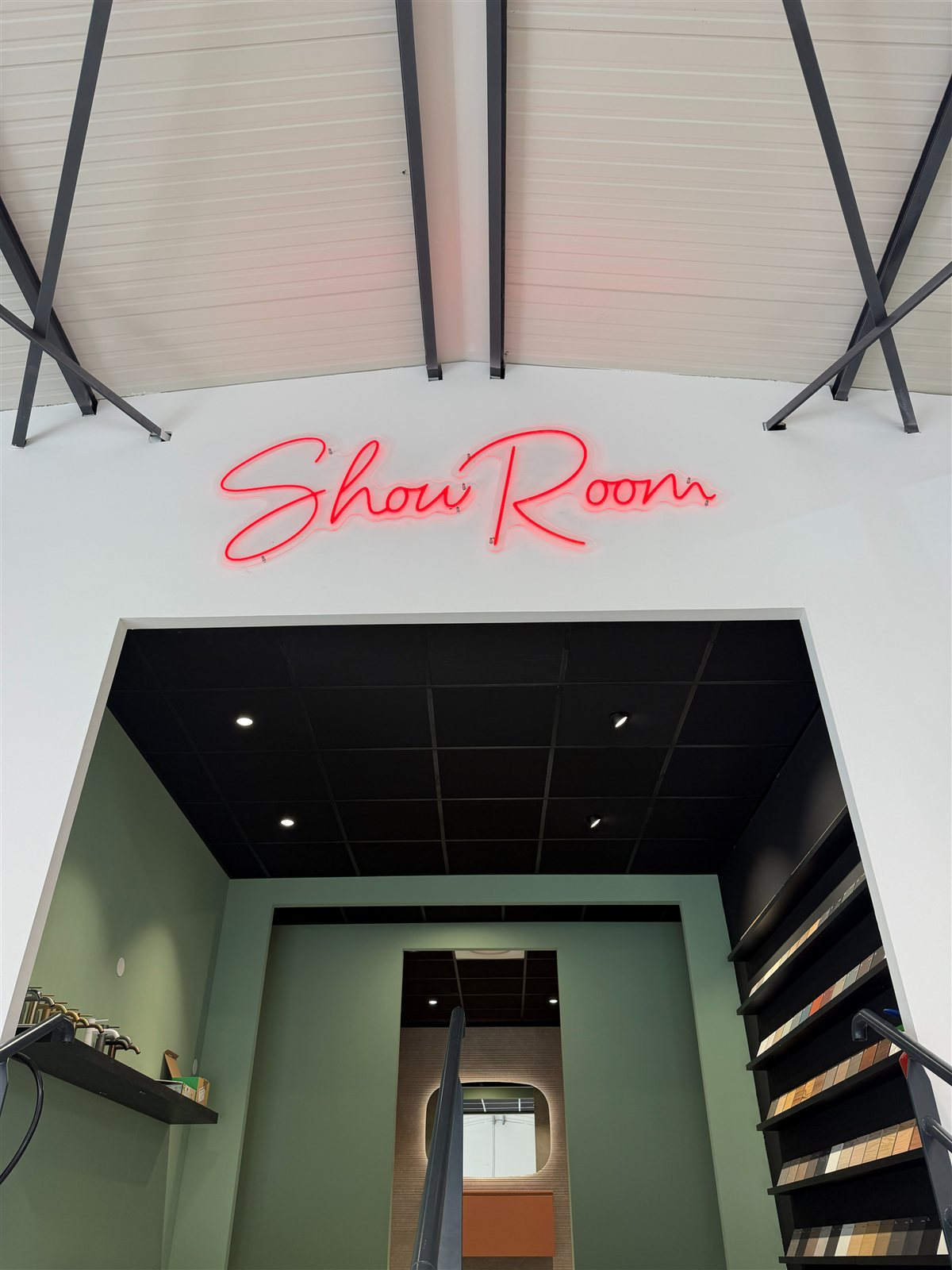Le Showroom Carrelage à La Farlède : Néon LED ShowRoom rouge au-dessus de l'escalier
