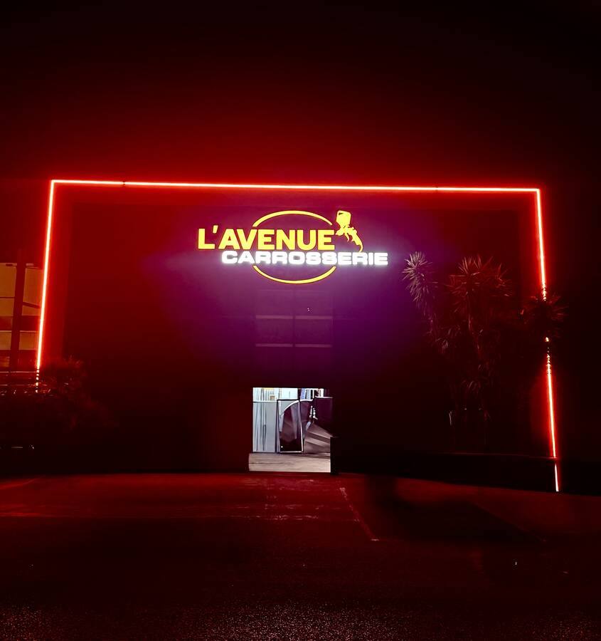Enseigne lumineuse L'Avenue Carrosserie, lettres rouges rétroéclairées