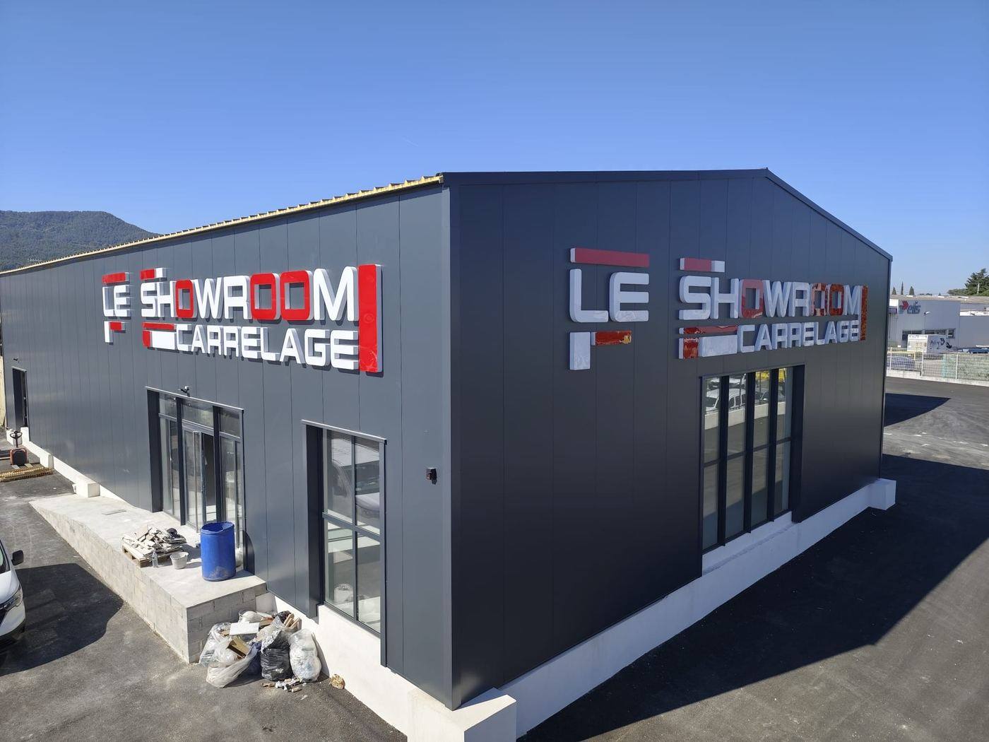Enseigne lumineuse Le Showroom Carrelage, façade de jour