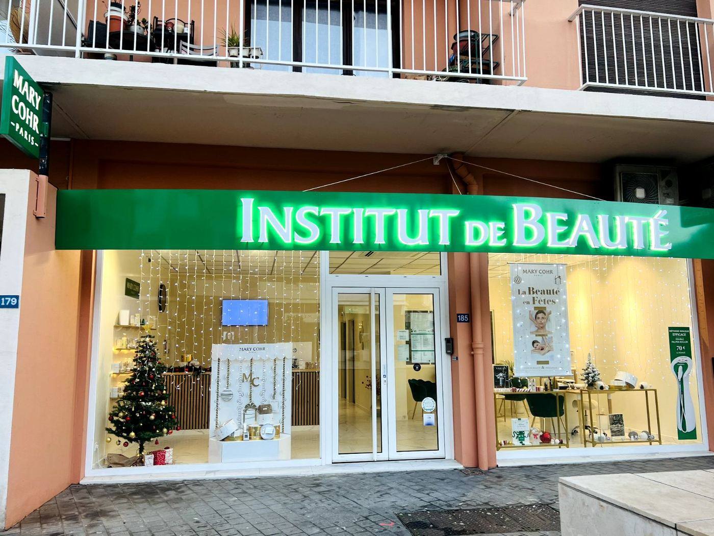 Enseigne lumineuse façade Institut de Beauté Mary Cohr