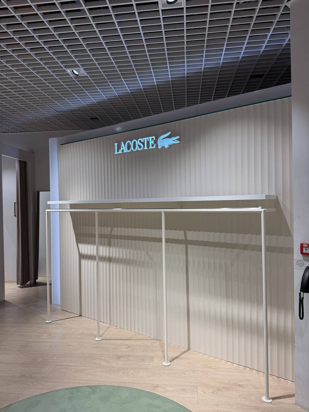 Enseigne lumineuse boutique Lacoste
