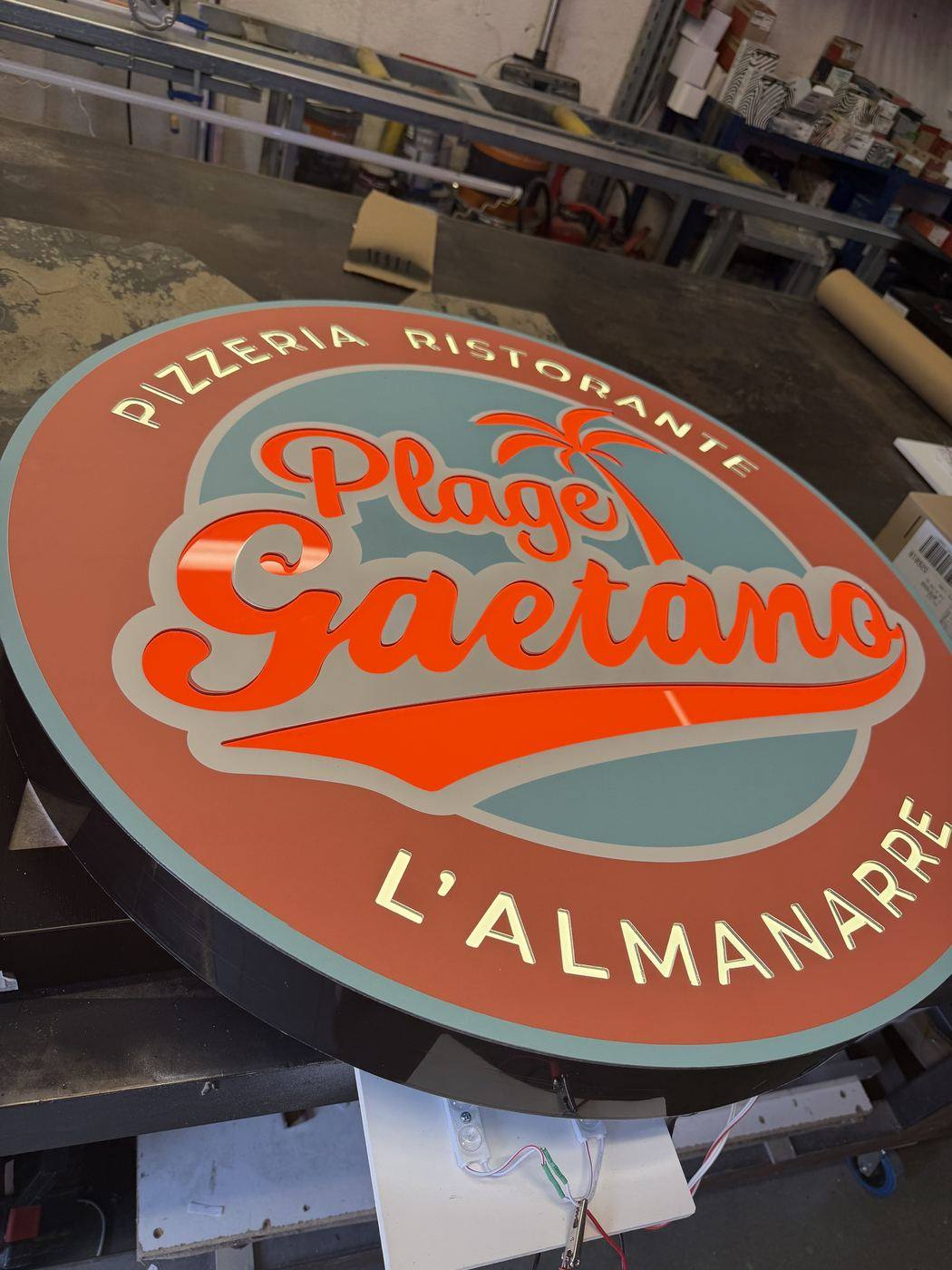 Enseigne ronde lumineuse Plage Gaetano en fabrication à l'atelier