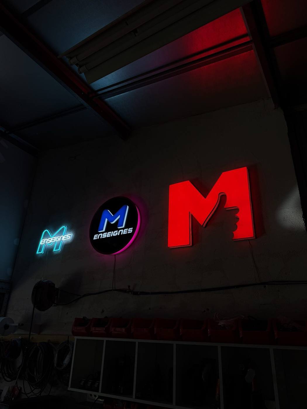 Enseignes lumineuses M Enseignes dans l'atelier : néon LED, caisson rond et lettre M