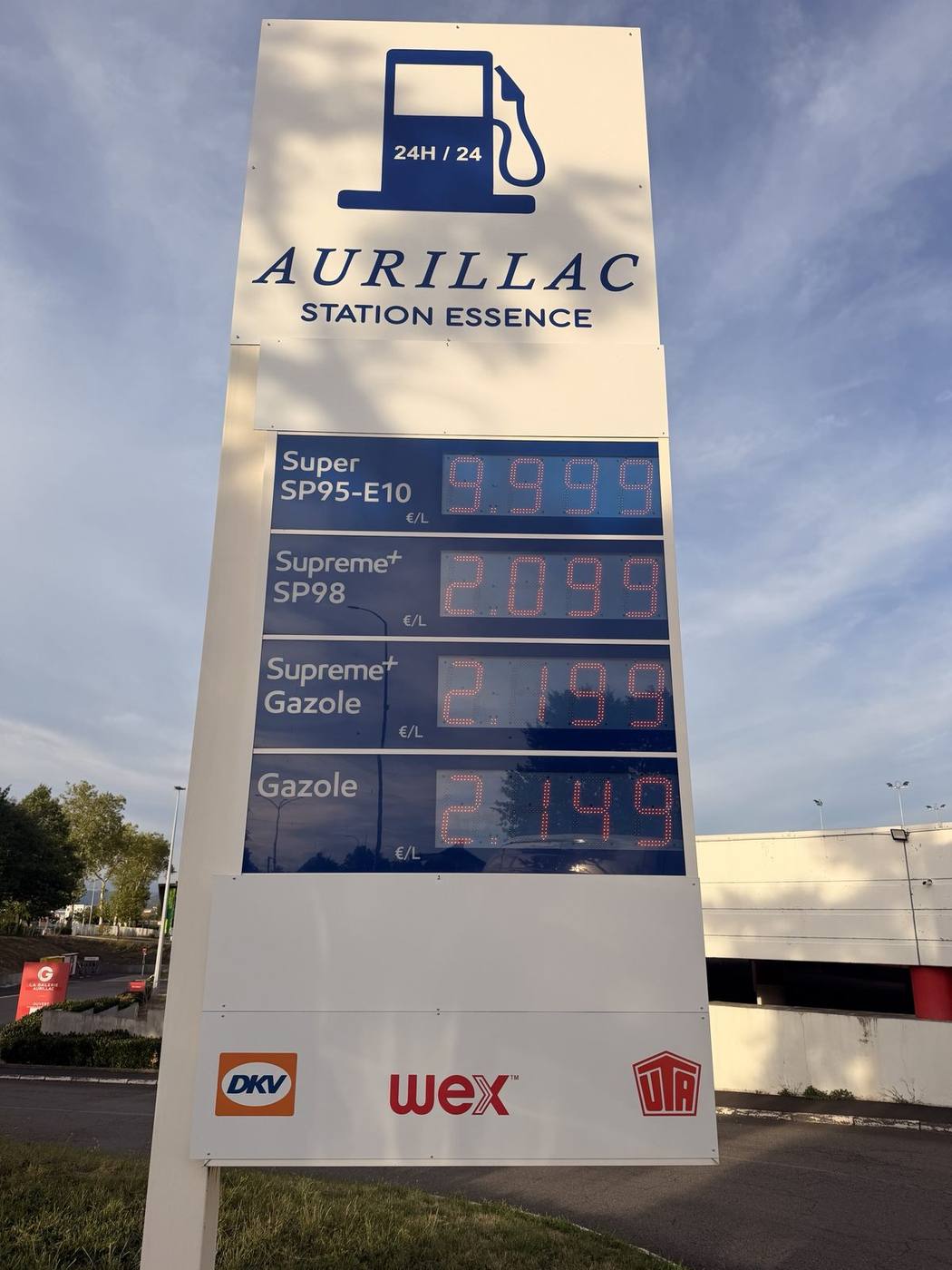 Totem prix station essence Aurillac