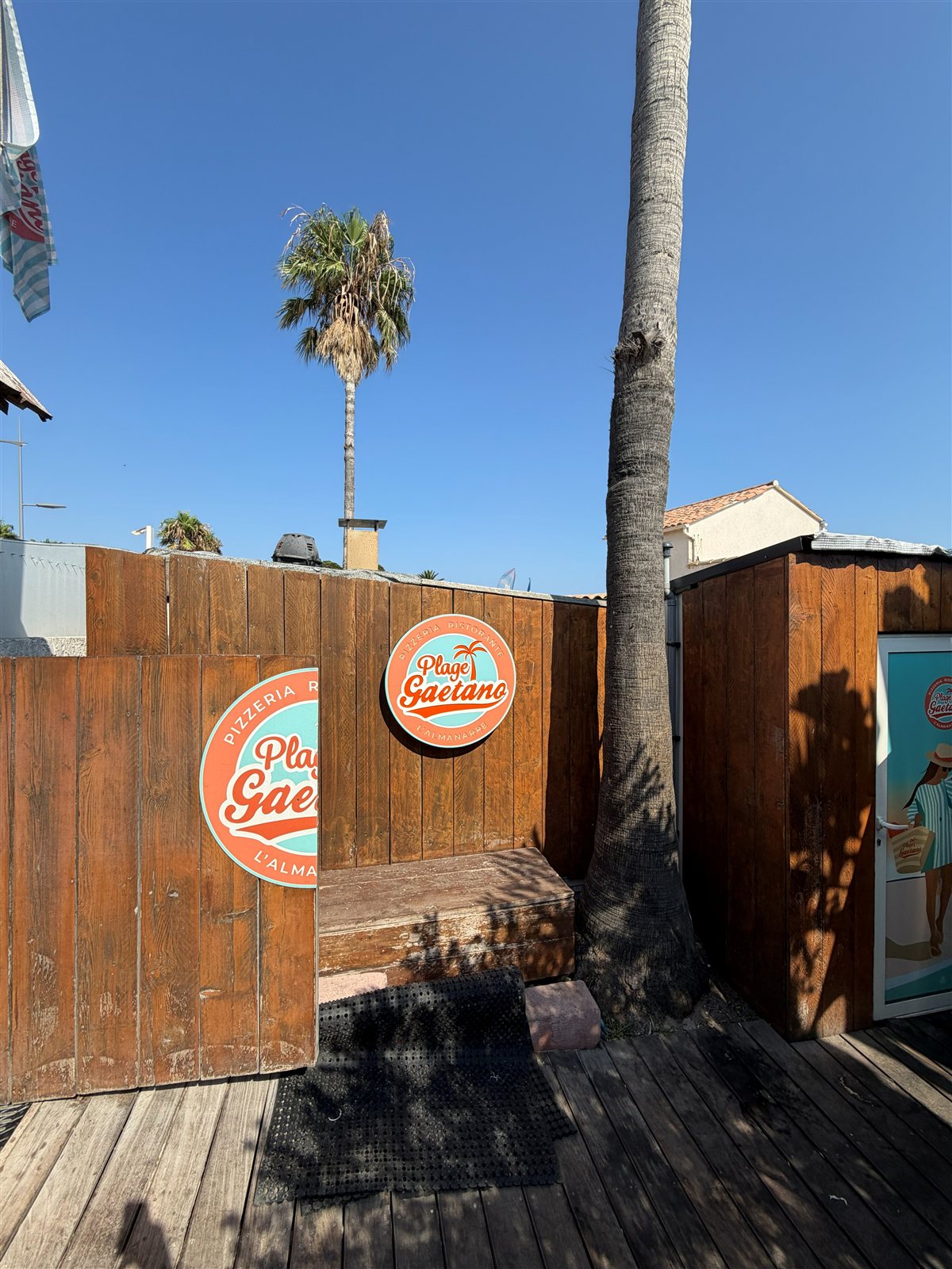 Plage Gaetano à Hyères : Enseignes rondes sur la palissade, à L'Almanarre