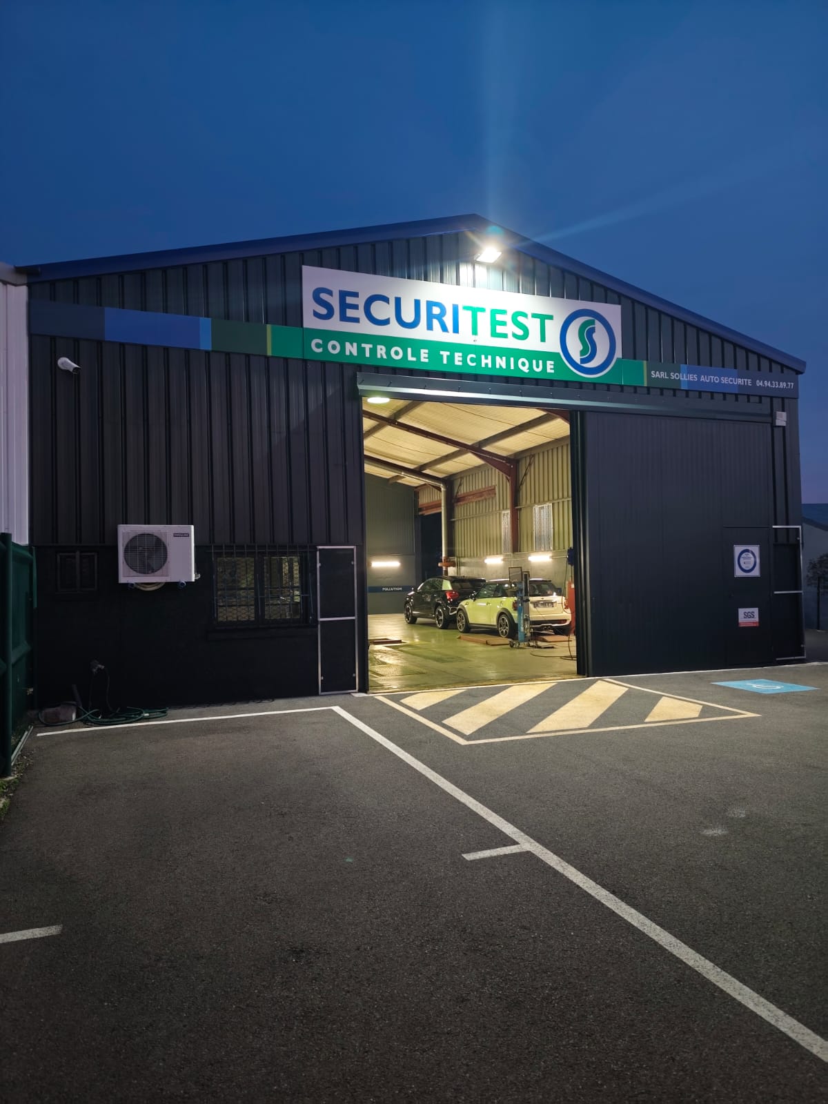 Securitest à Solliès-Pont : Panneau Securitest et bandeau sur bardage noir, à la nuit tombée