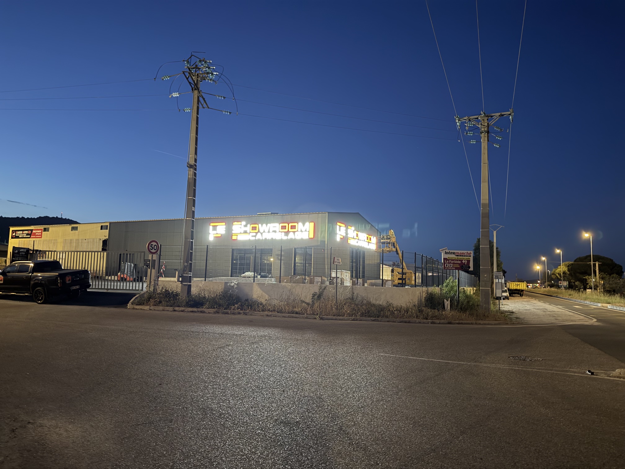 Le Showroom Carrelage vu de loin la nuit depuis le carrefour, à La Farlède