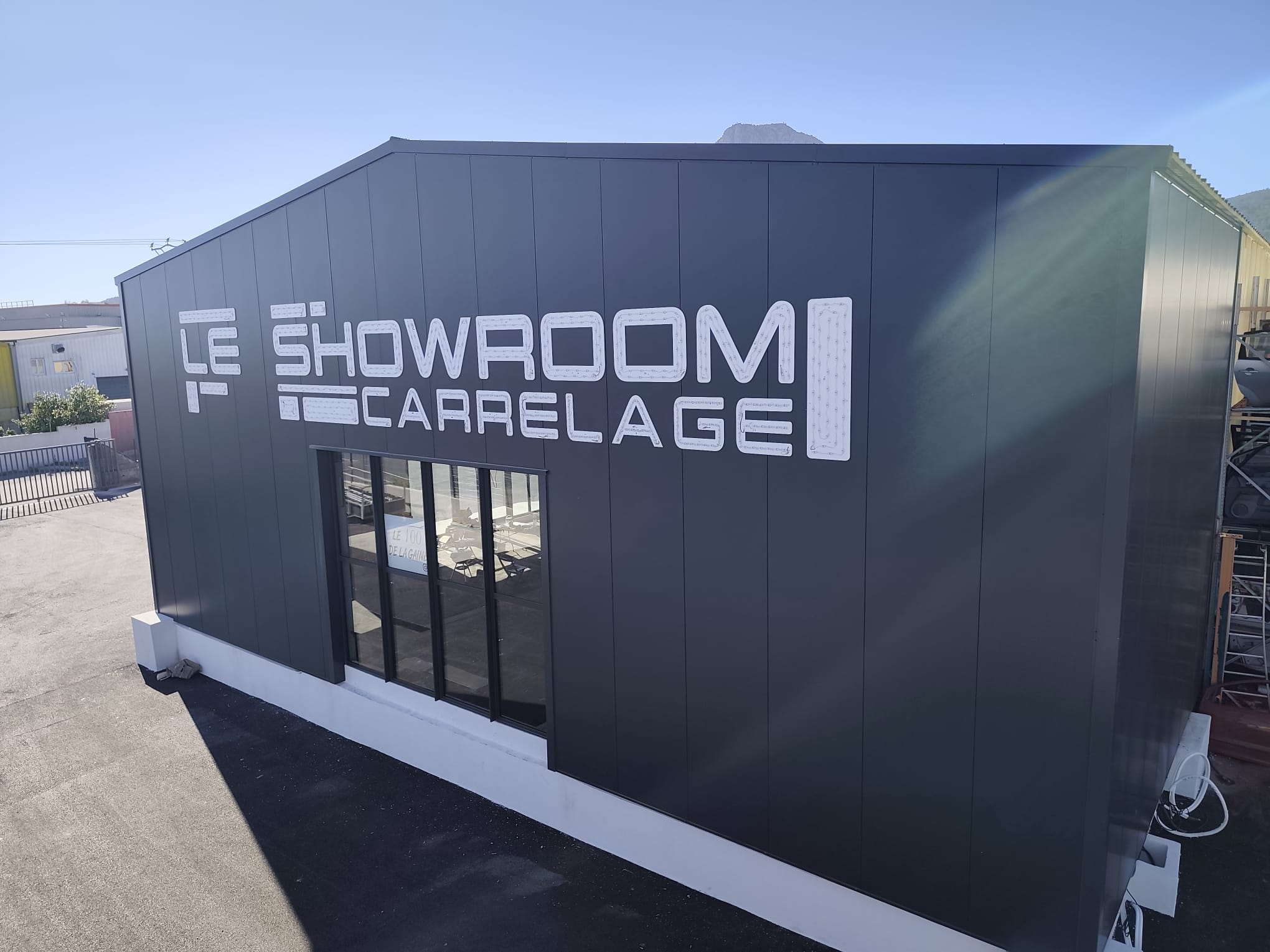 Toutes les semelles PVC à LED posées sur le pignon du Showroom Carrelage à La Farlède, avant les lettres