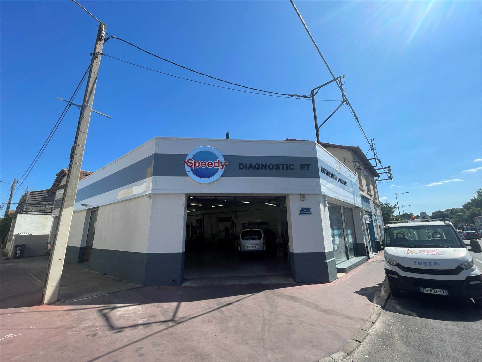 Speedy à Montpellier : Logo et lettrage sur une façade d'angle