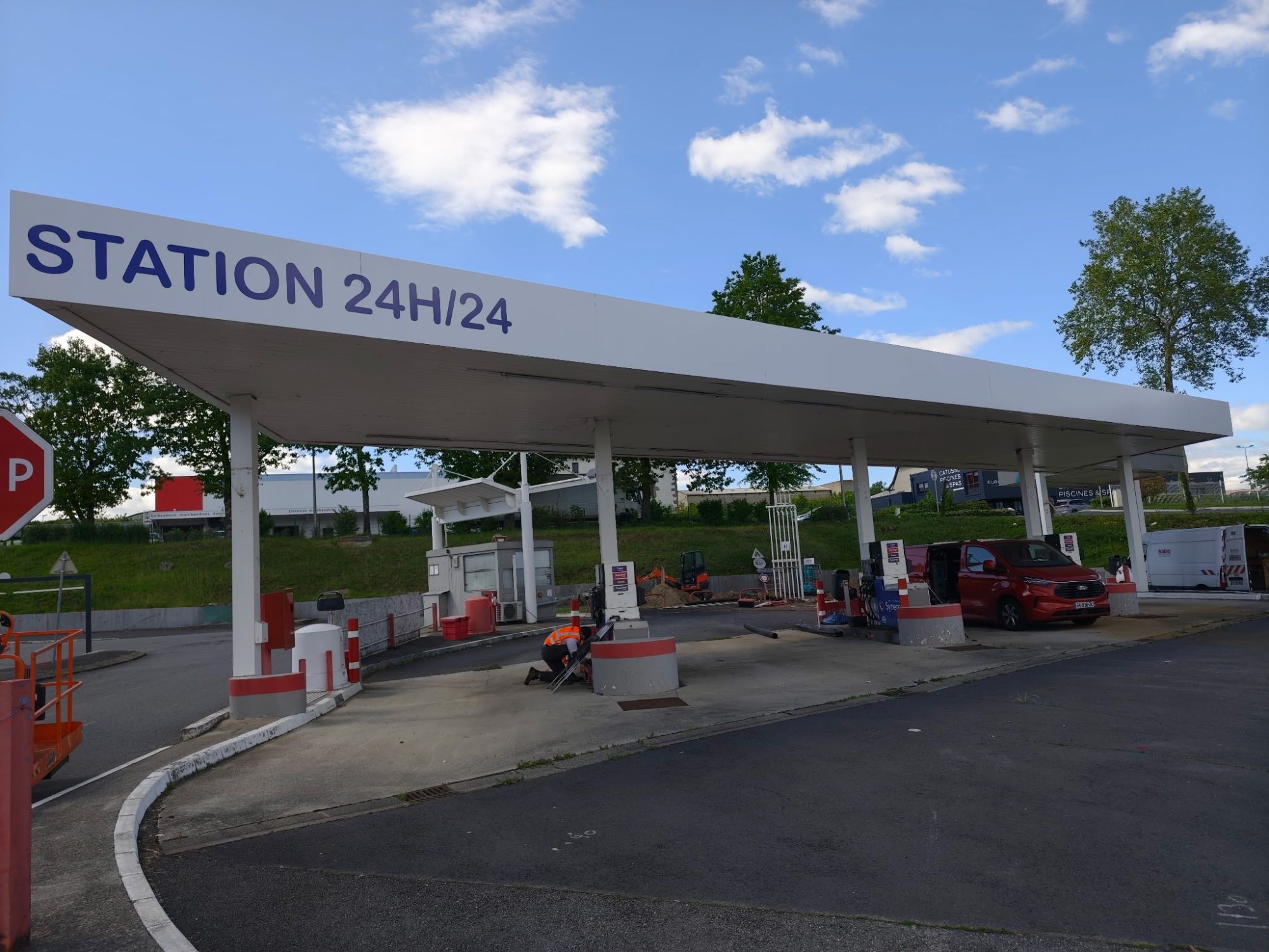 Station 24h/24 à Aurillac : Lettrage Station 24h/24 sur l'auvent des pompes