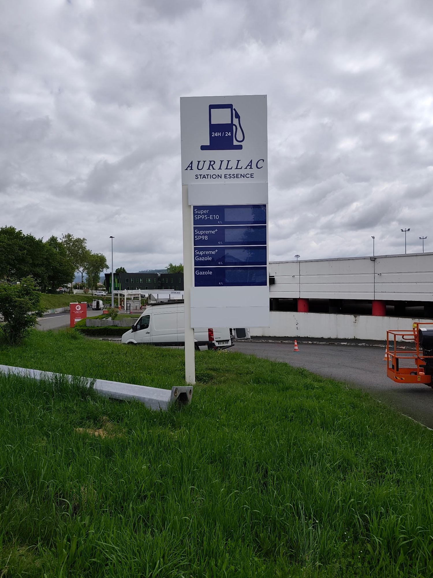 Station 24h/24 à Aurillac : Totem prix au bord de la voie